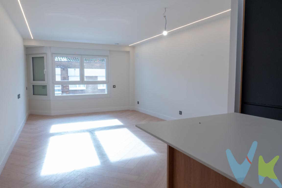 Avenida de la Costa 87 de Gijón. Visitas inmediatas a Piso en venta de cuatro dormitorios y dos baños. Vivienda Exclusiva en venta, cuatro dormitorios, sexta y última planta.  Trastero incluido en el precio. Garaje opcional. En el Corazón de Gijón: Diseño, Confort y Rentabilidad. Con un diseño moderno, materiales de alta calidad y la última tecnología en eficiencia energética, estas viviendas te ofrecen el máximo confort y una oportunidad de inversión segura.Ubicación PrivilegiadaSituadas en una de las zonas más codiciadas de Gijón, disfrutarás de la comodidad de tener, a muy pocos minutos caminando, la Playa de San Lorenzo, la Plaza de San Miguel o la calle Uría, con supermercados, farmacias y comercios a tu alcance. Además, dispones de plazas de garaje opcionales en el mismo edificio, para un día a día sin preocupaciones.Espacios Amplios y LuminososEsta vivienda ha sido diseñada para maximizar la luz natural, la eficiencia térmica y acústica, y la comodidad sin barreras arquitectónicas. ·                      Vivienda C (122 m2útiles y 151 m² construidos): La opción más amplia, ideal para familias o quienes buscan mayor espacio. Dispone de hall de entrada con armario empotrado, gran salón-comedor con cocina integrada, cuarto de lavandería, cuatro dormitorios con armarios empotrados, el principal con vestidor independiente y baño en suite.Acabados de Alta Gama·                     Carpintería exterior: Ventanas con doble acristalamiento CLIMALIT y persianas motorizadas.·                     Cocinas y mesetas de diseño.·                     Armarios con puertas lacadas en blanco en todas las habitaciones.·                     Amplios Baños: Muebles con espejos iluminados, grifería de alta calidad y platos de ducha enrasados y antideslizantes, con mampara.·                     Suelos premium: Madera noble y porcelánicos de gran formato.Tecnología y Eficiencia EnergéticaEstas viviendas cuentan con calificación energética A y tecnología de última generación:·                     Aerotermia para calefacción, refrigeración y agua caliente, con hasta un 90% de ahorro energético.·                     Paneles radiantes Sunthaldress para una climatización natural y sin corrientes de aire.·                     Sistema de ventilación con recuperación de calor, asegurando aire limpio y una temperatura estable todo el año.·                     Iluminación LED y domótica, con control inteligente de luces, persianas y temperatura.Accesibilidad y Valor AñadidoEl edificio contará con un nuevo ascensor y puerta automática en el portal, cumpliendo con la normativa de accesibilidad y sin coste adicional para los compradores.Una Inversión Segura en una Ciudad en Pleno CrecimientoGijón es una de las ciudades más dinámicas del norte de España, con alta demanda inmobiliaria y un turismo en auge. Ya sea para vivir o invertir, estas viviendas garantizan una alta rentabilidad y revalorización. 