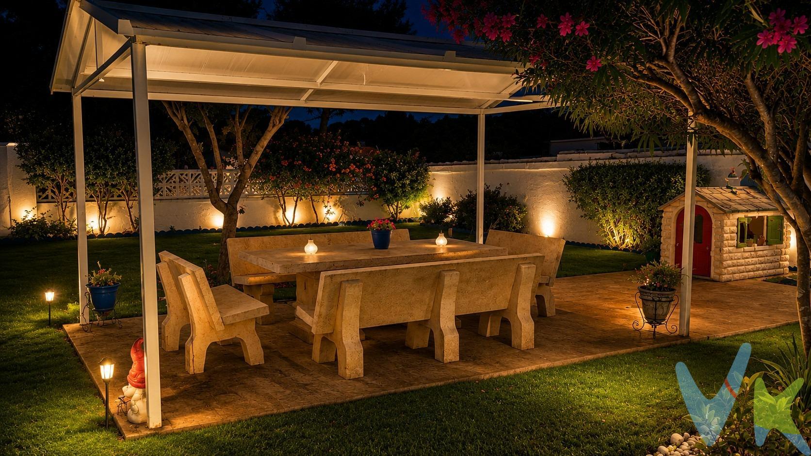 🏡 ¡Tu oasis a solo 5 minutos de La Barrosa te está esperando!. ¿Imaginas disfrutar de una piscina privada, un precioso jardín y la tranquilidad de una amplia parcela sin renunciar a tener todos los servicios cerca? Este acogedor chalet en la zona de Rana Verde (Chiclana de la Frontera) puede ser justo lo que estás buscando. ✨ Parcela segregada de 900 m². La vivienda se distribuye en:. * Porche de entrada acristalado. * Luminoso salón con chimenea. * Cocina totalmente equipada. * 2 dormitorios. * Baño completo. En el exterior podrás disfrutar de:. * 🌴 Piscina privada. * 🍽️ 2 Merenderos para reuniones con familiares y amigos. * 🌺 Bonito jardín con amplios espacios. * 🚗 Pérgola metálica para varios vehículos. * 📦 Garaje-trastero. Además, la finca cuenta con contador de luz propio y agua de pozo, aportando comodidad y un importante ahorro en el día a día. 📍 Situado en una de las zonas más demandadas de Chiclana, a tan solo 5 minutos de la Playa de La Barrosa y muy cerca de supermercados, restaurantes, centros comerciales y todos los servicios necesarios. CHALET de 62 m² construidos (55 m² útiles) que consta de 2 dormitorios, cocina y baño. En parcela segregada de 900 m² con piscina y trastero. VEN A VISITARLO!. En cumplimiento de las obligaciones de información previstas en la Ley 10/2025, de 28 de diciembre, de servicios de atención a la clientela y transparencia, así como en la normativa sectorial vigente, se hace constar que el precio indicado no incluye los gastos e impuestos inherentes a la adquisición, los cuales se desglosan a continuación:. • Impuesto sobre Transmisiones Patrimoniales (ITP): Se aplicará el tipo impositivo vigente en la Comunidad Autónoma de Andalucía (generalmente el 7% , sin perjuicio de tipos reducidos del 3,5% o 6% aplicables según las circunstancias personales del comprador o las características del inmueble). El impuesto se devenga sobre el Valor de Referencia de Catastro o el precio de venta, aquel que resulte superior. • Gastos de Notaría: Los honorarios notariales se calcularán conforme al arancel oficial regulado en el Anexo I, del Real Decreto 1426/1989, de 17 de noviembre, por el que se aprueba el arancel Notarial. (Cálculo aproximado: 1.500 €, de los que la parte vendedora abonará el coste de la Escritura matriz y la parte compradora, las copias). Más información: https://www.boe.es/buscar/act.php?id=BOE-A-1989-28111. • Gastos de Registro: La inscripción en el Registro de la Propiedad se facturará según el arancel oficial establecido en el ANEXO I, del Real Decreto 1427/1989, de 17 de noviembre, por el que se aprueba el arancel Notarial. Más información: https://www.boe.es/eli/es/rd/1989/11/17/1427. • Financiación externa: En el caso de necesitar financiación, sumarán los gastos de la Entidad financiera (Gestoría, tasación, seguros,…). • Honorarios Agencia del Vendedor: incluidos en el PVP. • Honorarios Agencia del comprador: La agencia informa que los honorarios ascenderán a un 4% + IVA, sobre el valor de compra. Para una información exhaustiva sobre el funcionamiento, tipos impositivos y bonificaciones del ITP en Andalucía:. https://www.juntadeandalucia.es/organismos/economiahaciendayfondoseuropeos/areas/tributos-juego/tributos/paginas/impuestos-cedidos-transmisiones.html;. La agencia dispone de documentación e información adicional relativa al inmueble, que podrá ser solicitada por el consumidor. A su vez, disponemos del Documento Informativo Abreviado de la propiedad (Según Decreto 218/2005, del 11 de Octubre) y de Seguro de Caución, para la protección del dinero entregado como señal para la Reserva de una vivienda. La agencia efectúa una labor de intermediación, por lo que las condiciones finales de la compraventa quedas sujetas a la aceptación expresa de la parte vendedora y a la ulterior formalización del contrato.