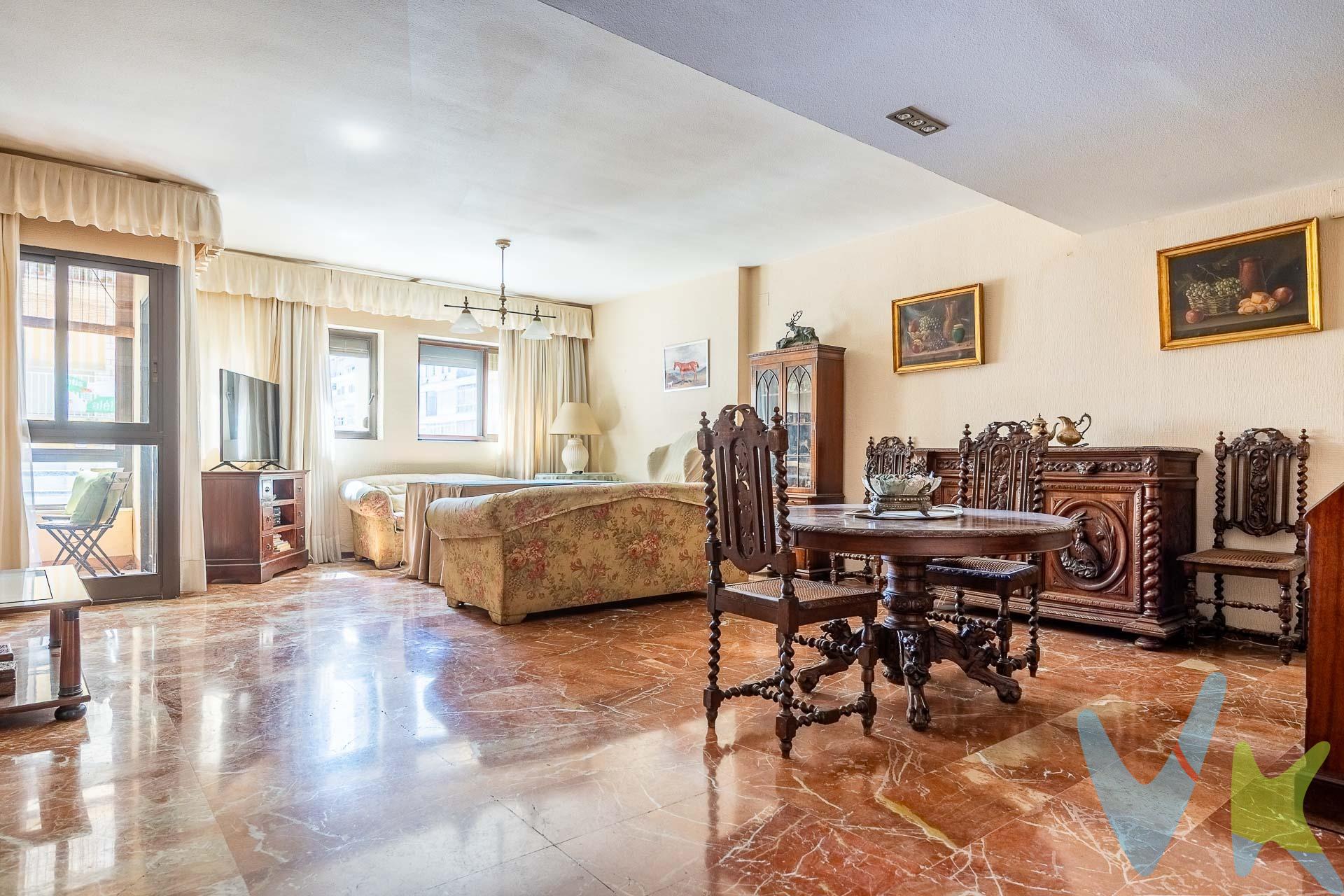 Señorial piso en el emblemático barrio de los Remedios, junto al Real de la Feria, con plaza de garaje y trastero. Perfectamente conservado, con muchísima luz y todo exterior. Salón amplio y luminoso, orientación Este, con terraza acristalada. Amplia cocina con puerta de servicio, lavadero y cuarto de servicio con baño. Dormitorio principal con baño en suite y vestidor. Otros tres dormitorios y dos baños. Aire acondicionado centralizado, calefacción por radiadores, armarios empotrados, puertas de madera maciza. En magnifico edificio recién restaurado, con mantenedor y cámaras de seguridad. Informamos a nuestros clientes que el precio de venta no incluye lo siguiente: honorarios de agencia, impuestos (el Impuesto de Transmisiones Patrimoniales, I. V. A. o A. J. D. , en su caso), otros gastos de la compraventa (gastos de registro de la Propiedad, Notaría, gestoría ni de posible financiación). Documento D. I. A. a disposición del consumidor según Decreto 218/2005 Junta de Andalucía.