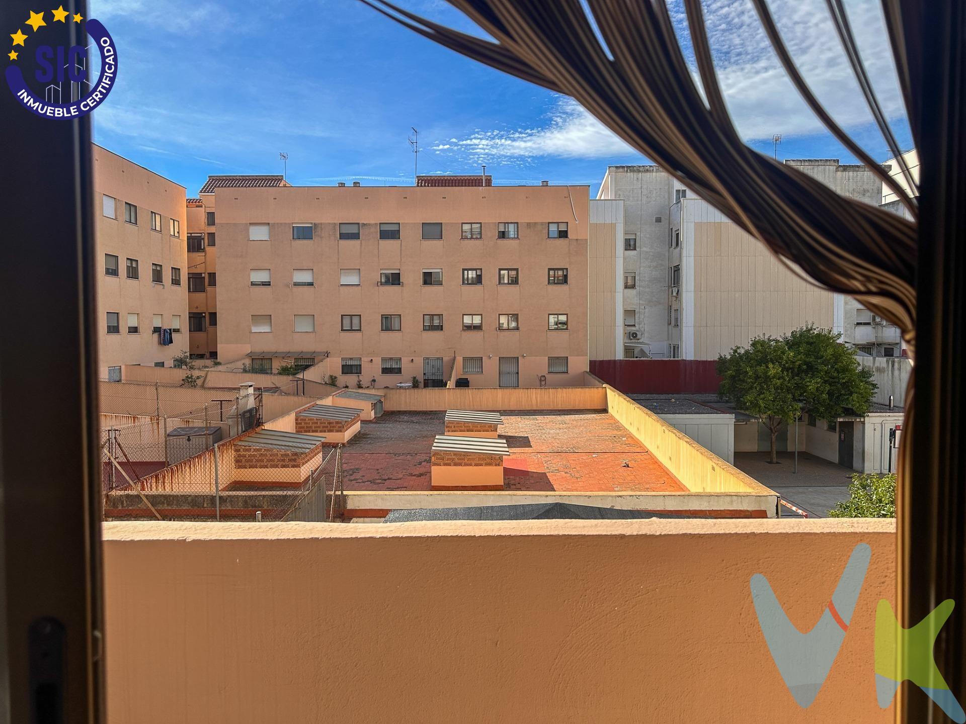 Presentamos esta excelente vivienda situada en la codiciada zona Sur de Castellón. Con un área total construida de 88 m², este hogar se distribuye inteligentemente para maximizar el espacio y la comodidad. Al entrar, te recibe un amplio hall que da paso a un luminoso comedor-salón con acceso directo a uno de los dos acogedores balcones que ofrece vistas al entorno urbano. La cocina está equipada y cuenta con una práctica galería adyacente ideal para aprovechar cada rincón del inmueble. La propiedad incluye una habitación principal espaciosa dotada también de salida a una soleada terraza privada perfecta para disfrutar momentos al aire libre. Además dispone de otra habitación sencilla adecuada tanto como dormitorio o estudio según las necesidades del propietario. En términos prácticos, no tendrás problemas por falta de almacenamiento gracias al trastero ubicado en la parte superior del edificio ni por aparcamiento ya que podrás contar con tu propia plaza dentro del mismo edificio. Ubicada estratégicamente cerca e integrada totalmente dentro del tejido urbano local donde puedes encontrar todos los servicios necesarios: colegios cercanos ideales para familias; farmacias accesibles; así como centros comerciales completos junto a paradas frecuentes de autobuses facilitando tu movilidad hacia otras zonas importantes.