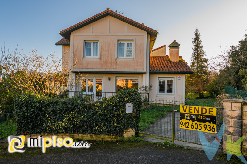 CHALET INDEPENDIENTE EN TRETO. BARCENA DE CICERO. CANTABRIA. Inmobiliaria Mi Piso les ofrece este estupendo chalet, ubicado en una bonita zona residencial. Ideal para disfrutar con la familia y amigos ya que contamos con un amplio jardín rodeado de árboles frutales que rodean toda la vivienda. El chalet se compone de tres plantas, la primera con un acogedor salón comedor con chimenea y zona de office, con salida a una estupenda terraza muy amplia y con dos salidas al jardín. Una gran cocina y aseo con ducha. Se accede a la segunda planta por unas amplias escaleras de madera y nos encontramos tres habitaciones muy soleadas y con unas bonitas vistas despejadas desde dónde se puede ver incluso el mar. Amplio baño exterior. La casa cuenta también en planta subterránea con una bodega trastero donde se podría habilitar también como choco. La parcela está totalmente vallada y con entrada para aparcar dos coches. La zona es muy tranquila y con fácil acceso a la autovía A8. A escasos 10 min. de las playas de Laredo y de todos los servicios. No dejes pasar la oportunidad de hacer tu sueño y el de los tuyos realidad. Te encantará!!