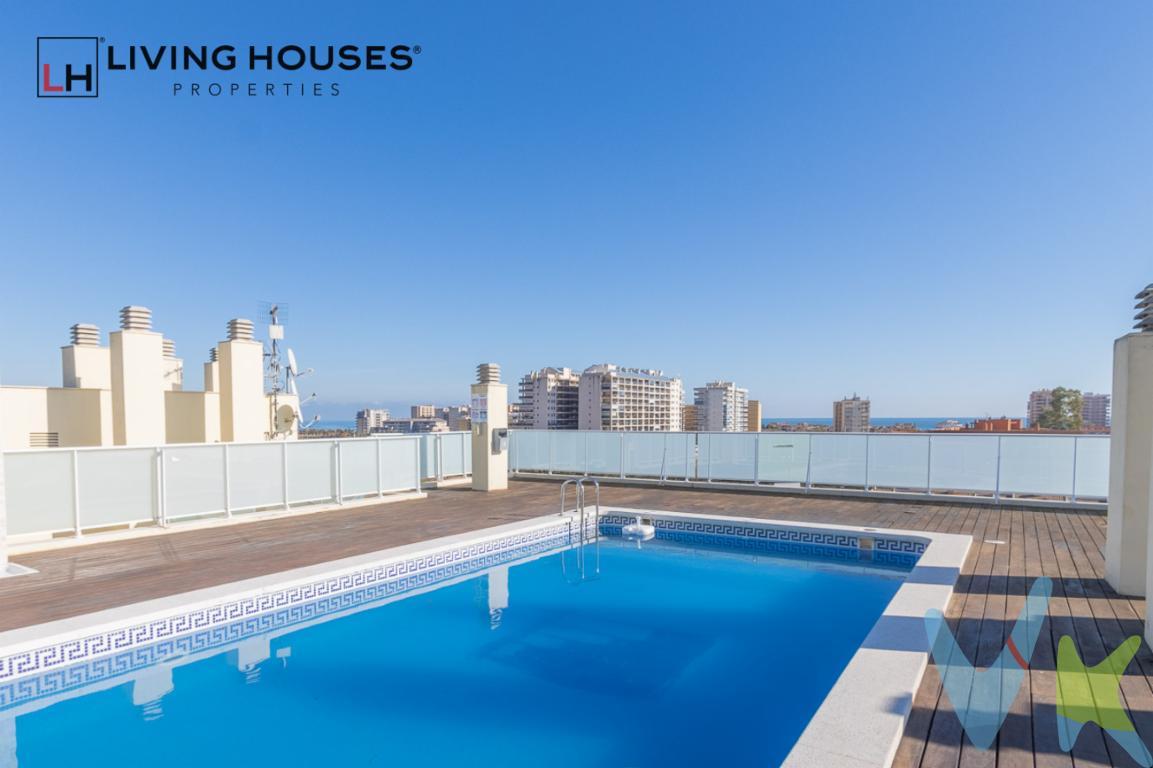 ¡Bienvenidos al piso de sus sueños en Oropesa del Mar! Les presentamos esta magnífica vivienda situada en el prestigioso edificio Villa Magna, una verdadera joya de la costa mediterránea que les cautivará con su encanto y confort.Ubicada en la primera planta del edificio, esta espaciosa vivienda se destaca por su espectacular terraza en esquina, que ofrece vistas panorámicas y una orientación noroeste, permitiendo disfrutar de atardeceres inolvidables con la brisa marina.El piso cuenta con tres amplias habitaciones, todas ellas equipadas con armarios empotrados que proporcionan un amplio espacio de almacenamiento y mantienen la elegancia de los espacios. La habitación principal incluye un baño en suite, brindando un toque de privacidad y lujo. Además, hay un segundo baño completo, ideal para familiares y visitas.El corazón de esta vivienda es su amplio salón comedor, que se integra perfectamente con una cocina americana moderna. Esta área es perfecta para socializar y disfrutar de momentos en familia, con una disposición abierta que favorece la entrada de luz natural. La cocina está equipada con todos los electrodomésticos necesarios, listos para que puedan empezar a disfrutar de su nuevo hogar desde el primer día.Uno de los grandes atractivos del edificio Villa Magna es su piscina comunitaria ubicada en la terraza, un lugar perfecto para relajarse y refrescarse mientras disfruta de las vistas al mar y de todo Oropesa. Además, la propiedad incluye una plaza de parking, lo cual es una gran ventaja en una zona tan céntrica y bien comunicada.La ubicación es sencillamente inmejorable. A tan solo 500 metros del mar, podrán disfrutar de las hermosas playas de Oropesa del Mar y del encanto de sus paseos marítimos. Además, se encuentra cerca del centro médico, garantizando tranquilidad y seguridad para ustedes y sus seres queridos.Esta vivienda es una oportunidad única tanto para quienes buscan una residencia permanente como para quienes desean una segunda residencia en un lugar paradisiaco. Su estado es cuidado y cuenta con muy pocos muebles, lo que les permitirá decorarla a su gusto y adaptarla a sus necesidades.No dejen pasar la oportunidad de vivir en un lugar privilegiado, con todas las comodidades y servicios al alcance. ¡Contáctenos para más información y para concertar una visita! ¡Este piso en Villa Magna podría ser su próximo hogar!--------------------------------------Agencia inmobiliaria en Oropesa del mar si quieres comprar o vender casas pisos o locales en la comunidad Valenciana con oficina en Oropesa del Mar, Castellón. Para mayor seguridad en la compraventa, todas nuestras viviendas poseen FICHA DE CERTIFICACIÓN DE INMUEBLES registrada por la Asociación de Inmobiliarias de la Comunidad Valenciana ASICVAL. Antes de comprar o de entregar las arras, pida el Certificado de la vivienda para estar seguro y tranquilo sobre la situación legal, urbanística y de cargas de la misma. Los impuestos, gastos de notaría y registro no están incluidos en el precio de venta. 