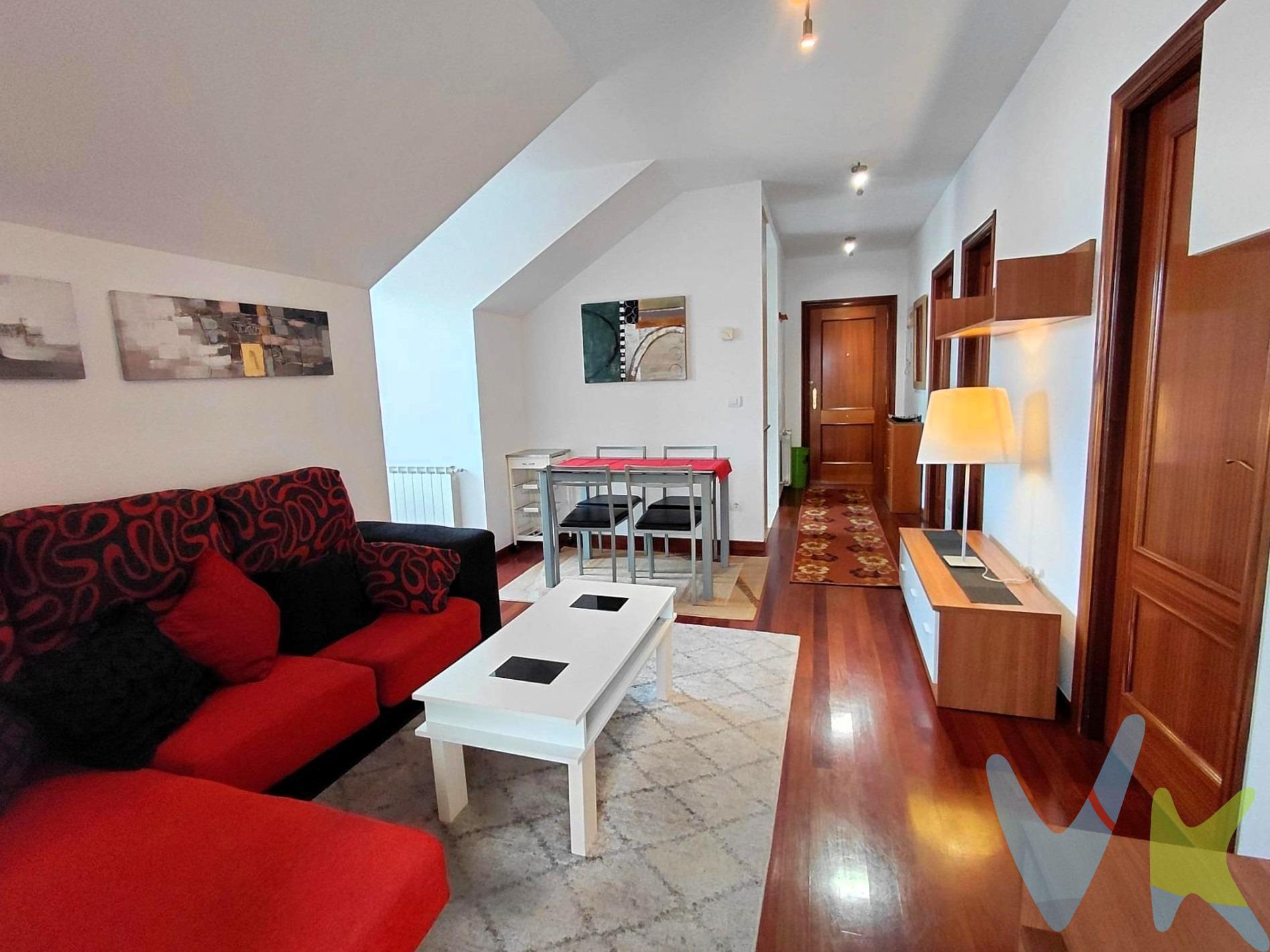 Descubre este encantador ático esquinero situado en el corazón de Sarón, donde la comodidad y la luminosidad se unen para ofrecerte un hogar excepcional. Con una distribución inteligente que incluye hall de entrada, dos habitaciones perfectas para descansar, un amplio salón-comedor ideal para compartir momentos inolvidables y una cocina independiente completamente equipada; cada rincón ha sido diseñado pensando en tu confort. Las cuatro terrazas son uno de los principales atractivos del inmueble: espacios al aire libre que inundan con luz natural toda la vivienda mientras te permiten disfrutar del buen tiempo rodeado de vistas agradables. La propiedad es totalmente exterior lo que garantiza ambientes radiantes durante todo el día. Además, forma parte de una urbanización privada y cerrada que cuenta con parque infantil perfecto para familias o aquellos amantes del ocio al aire libre. No pierdas esta oportunidad única. Solicítanos una visita sin compromiso. Los impuestos, gastos de notaría y registro no están incluidos en el precio.