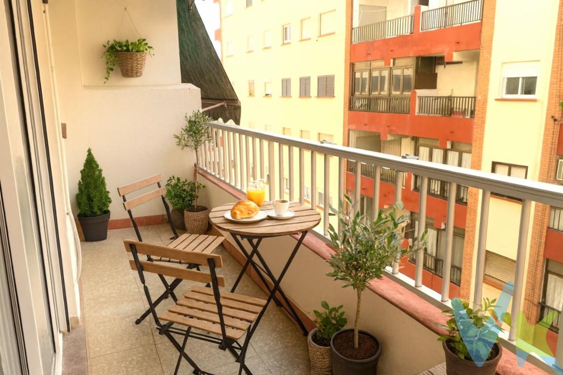 ¡PISO A UN PASO DE LA PLAYA, en cale privada con zona de aparcamiento. Y cerca de todos servicios, amueblado. CUARTA PLANTA CON VISTAS LATERALES AL MAR. Este piso reúne las condciones perfectas para ser tu HOGAR, o para destinarlo a vivienda de vacaciones, como prefieras. Se trata de un acogedor piso muy bien conservado, con 2 dormitorios , 1 baño, cocina independente y salón, tiene un balcón con salida desde el salón, la puerta corredera es de 3 hojas, lo que te permite abrir casi completamente y tener la sensación de estar en el exterior. Tiene split de aire acondicionado en el salón y ventiladores de techo en dormitorios y salón. Se vende amueblado y con electrodomésticos, no necesitarás nada más que tu maleta para poder empezar a vivir en él. No esperes, y ¡VEN A VERLO!Características del piso:Vistas laterales al mar: Desde tu balcón podrás ver la playa y saber cómo está el mar antes de bajarOrientación perfecta para aprovechar la luz natural: Este piso tiene orientación sur, mucha LUZ .Ubicación inmejorable: Rodeado de todos los servicios, y a un paso de la playa.Este también es el lugar perfecto para aquellos que buscan una excelente inversión en una de las zonas más deseadas de Puerto de Sagunto.No dejes pasar esta oportunidad de hacer realidad tus sueños en un entorno costero inigualable.Te invitamos a venir a verlo cuanto antes, ¡LLÁMANOS Y QUEDAMOS ANTES DE QUE SE TE ADELANTEN!El municipio cuenta con todas las comodidades para vivir durante todo el año con toda clase de servicios ( hospital, centros comerciales, cines...). Esta población esta próxima de los centros urbanos como Canet d´en Berenguer, Sagunto y a 23 Km de Valencia. . * En INMOBILIARIA GRUPO YP estamos registrados como Agentes de Intermediación Inmobiliaria de la Comunitat Valenciana con Número de registro RAICV 3463, y cumplimos con todos los requisitos que debe tener un profesional del sector inmobiliario.*Por mandato expreso del propietario, comercializamos este inmueble en exclusiva, lo que le garantiza el acceso a toda la información, a un servicio de calidad, un trato fácil, sencillo y sin interferencias de terceros. Si usted es agente inmobiliario y tiene un cliente para este inmueble, llámenos estaremos encantados de colaborar. El precio indicado no incluye gastos ni otros conceptos. A tal efecto, se informa que al referido precio habrá que añadirle los gastos propios de la transmisión inmobiliaria, entre los que cabe enumerar los siguientes: honorarios notariales, impuesto al que se encuentre sujeta la transmisión (Impuesto sobre el Valor Añadido o Impuesto sobre Transmisiones Patrimoniales y Actos Jurídicos Documentados, según el caso), gastos de inscripción en el Registro de la Propiedad y honorarios de intermediación de la agencia inmobiliaria (3%+iva con un mínimo de 3.000 euros + iva).Este anuncio es meramente informativo, en ningún caso los textos, fotos, imágenes o cualquier otro contenido del presente anuncio tienen carácter contractual. 