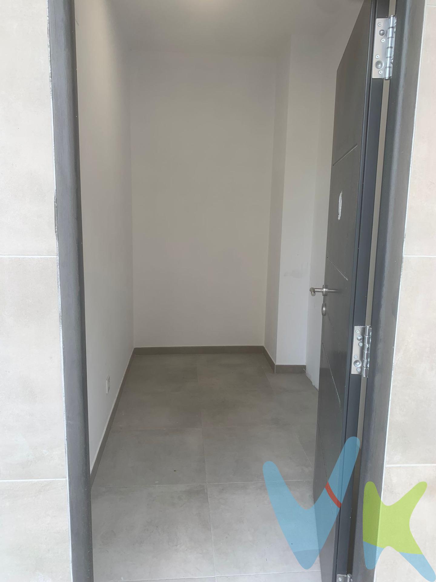 Se vende trastero ubicado junto a la puerta del portal, en la misma planta Baja del edificio situado en Santa Cruz de Ardoi, número 1, en una de las zonas más demandadas de Zizur Mayor. Se trata de un trastero de 5,39 m2 con altura y que dispone de fácil acceso tanto desde la calle, ideal para almacenar pertenencias de manera cómoda y segura. Espacio seco, ventilado y en buen estado de conservación. Perfecto para guardar bicicletas, herramientas, material de temporada o liberar espacio en casa. Actualmente no tiene gastos ya que la luz se paga entre los propietarios de los trasteros y existe un bote con el que se cubre dicho gasto. ¡Una buena oportunidad tanto para particulares como para inversión!. (Los datos proporcionados son meramente informativos y no tienen valor contractual. El precio de venta indicado no incluye impuestos ni gastos de transmisión). 