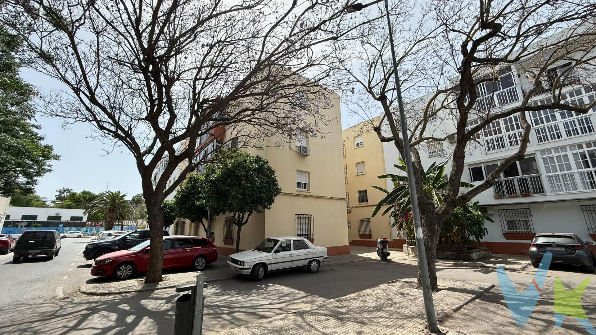 . Descubre este encantador piso en primera planta sin ascensor, ubicado en una de las zonas más prácticas de La Pedrera, ideal tanto para vivir como para invertir. La vivienda ha sido reformada y se encuentra lista para entrar a vivir. Se distribuye en:. - 3 habitaciones de buen tamaño, pensadas para adaptarse a cualquier necesidad: descanso, trabajo o familia. - 1 baño con placa de ducha, funcional y con diseño actual. - Cocina amueblada, luminosa y práctica. - Salón-comedor con salida a balcón, ideal para disfrutar de la luz natural y el aire fresco. La zona es muy completa y cómoda para el día a día, con colegios, institutos, fruterías y comercios locales a pocos pasos, además de una rápida conexión con la salida hacia la playa, perfecta para quienes valoran vivir cerca del mar sin renunciar a los servicios. Ubicado en una tranquila, este piso es una excelente oportunidad para quienes buscan comodidad, ubicación y buena relación calidad-precio. ¡Solicita tu visita hoy mismo y no dejes pasar esta oportunidad!. PISO de 70m² (62.3m² útiles) 3 DORMITORIOS, BAÑO, COCINA, SALÓN-COMEROR con balcón. Situado en una primera planta SIN ASCENSOR. Informamos a nuestros clientes de que los gastos de Notaría, Gestoría, Impuestos y los honorarios de la agencia no están incluidos en el precio. A su vez, disponemos del Documento Informativo Abreviado de la propiedad (Según Decreto 218/2005, del 11 de Octubre) y de Seguro de Caución, para la protección del dinero entregado como señal para la Reserva de una vivienda.