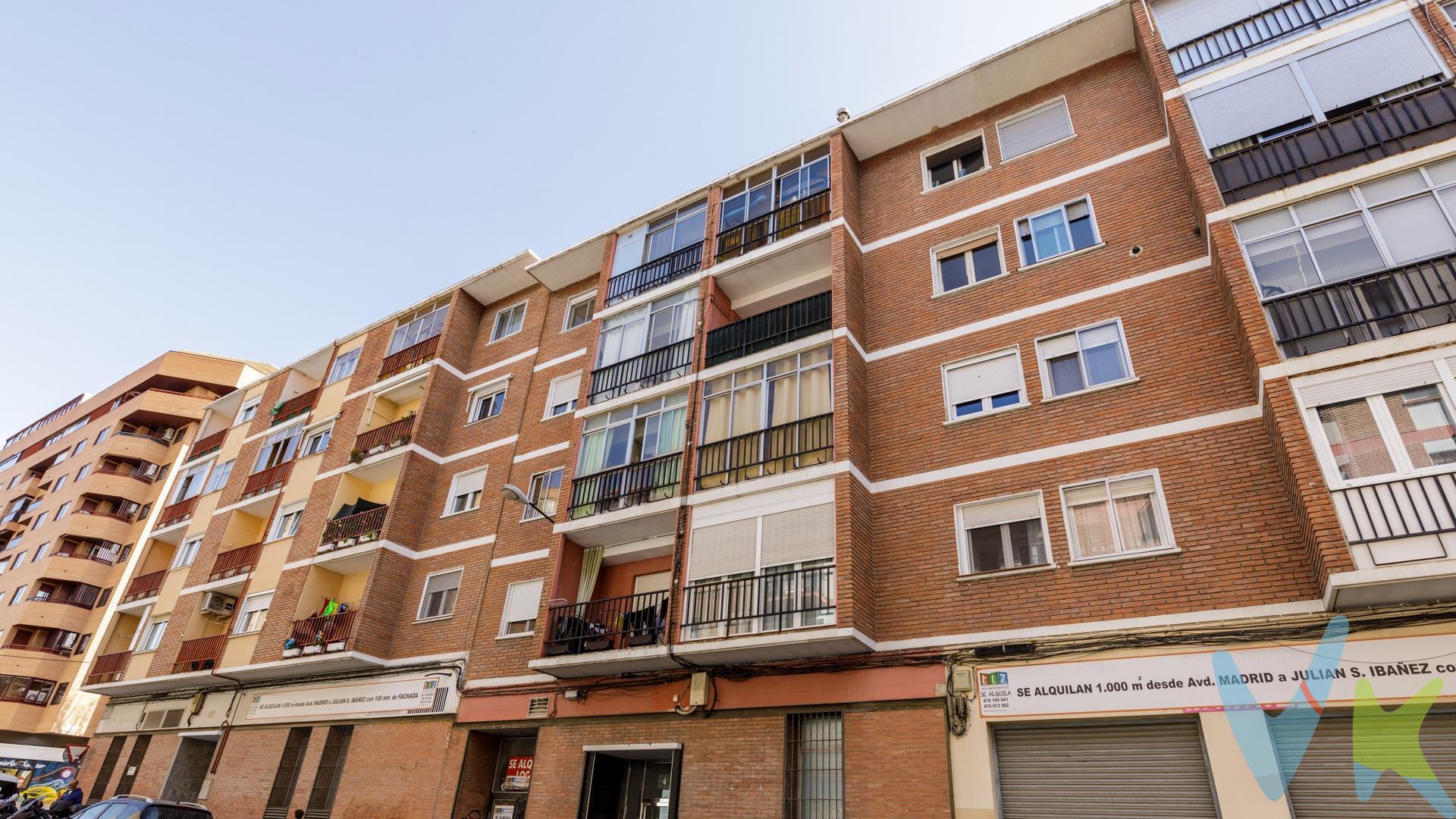 Si estás buscando un piso en Zaragoza con buena ubicación, luz natural y gran potencial de reforma, esta vivienda en Ramiro I de Aragón, en la zona de Enlaces, puede ser una oportunidad muy interesante. Con 81 m² construidos y 73 m² útiles, la vivienda ofrece una distribución con muchas posibilidades para adaptarla a tus necesidades. . Dispone de tres habitaciones dobles, 4 armarios empotrados,cocina,  un baño completo y un salón con terraza, un espacio muy agradable que aporta ventilación y entrada de luz natural. Además, el salón con terraza conecta directamente con una de las habitaciones de la vivienda, una característica que aporta comodidad y elegir entre distintas opciones de según las necesidades de cada comprador. Su orientación este-oeste favorece la ventilación cruzada y una buena luminosidad durante el día, algo especialmente valorado a la hora de reformar y revalorizar una vivienda. Se trata de un piso para reformar, ideal para quienes buscan personalizar cada estancia y convertir esta propiedad en una vivienda cómoda, funcional y con personalidad propia, o simplemente como inversión. Edificio con portal renovado y ascensor con parada entre plantas. La ubicación es otro de sus puntos fuertes. Situado  a escasos minutos de la Estación Intermodal entre Avenida de Madrid y la calle Rioja, se encuentra en una zona muy bien comunicada, con acceso a autobuses, supermercados, colegios, centros médicos, parques, zonas infantiles y todo tipo de servicios en el entorno. Una localización práctica para el día a día y muy interesante tanto como vivienda habitual como para inversión. Una vivienda con metros, luz y ubicación, perfecta para quienes saben ver el potencial más allá de la reforma. Ven a visitarlo y descubre todo lo que este piso puede llegar a ser.