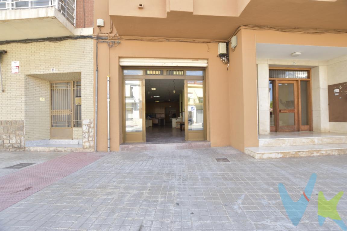 ¿Buscas un local en una de las zonas más comerciales de Puçol? ¡Lo tenemos! Te ofrecemos este local de unos 150m, situado en la antigua carretera de Barcelona. Zona de paso y muy transitada, cerca de Mercadona, de uno de los colegios bilingües de más renombre, además de próximo al polígono \"La Murta\" con numerosos servicios como la sede de la policía local, así como empresas y restauración como un Burguer King, McDonald`s... etc. Por su tamaño se abren un sinfín de actividades de éxito a desarrollar en este local, ya que dispone de despacho, zona de almacenaje y un aseo de cortesía. Fachada cómoda con posibilidad de acceder un vehículo con mercancía. Puçol está a unos 25 minutos de Valencia y casi a 1hora de Castellón, dispone de tren de cercanías y la playa a 3 km. ¿Hablamos? Llámanos.... tenemos la llave de tu negocio.¿Te gustaría enterarte en primicia de nuestros inmuebles en alquiler y venta? En VIVEKU.ES los publicamos con unos días de antelación.Contamos con 30 años de experiencia acreditada y nuestro objetivo es garantizarle un servicio de compra humano, ético, de calidad, fácil y seguro. Nuestro equipo lo integran agentes con la titulación AIR (Agente Inmobiliario Registrado) y Agentes Certificadores de la categoría Premium en certificación de inmuebles y debidamente registrados en el Registro de Agentes de Intermediación de la CV (RAICV 0743). Consulte en nuestras reseñas de Google lo que opinan los clientes que ya han trabajado con nosotros.El precio NO incluye: Impuestos, gastos de Notaría, registro y honorarios de inmobiliaria. 
