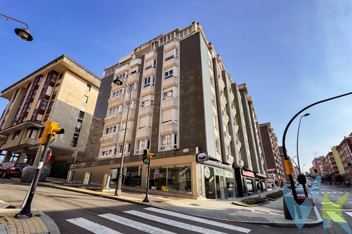 Si quieres disfrutar de un piso situado a 6 minutos de la playa, a un paso del Codema o Jesuítas, y con todos los servicios a tu alcance, ven a conocer este espléndido piso de 3 habitaciones, salón, cocina, y dos baños.  Una vivienda totalmente exterior, con muchísima luz, con portal reformado sin barreras arquitectonicas, ubicado extraordinariamente para ir caminando a todos los sitios importantes de la ciudad. Y si no te apetece pasear, tienes la parada de autobús a pie del portal. Situado en el barrio del Coto, con todos los comercios a tu alcance, locales de hostelería y restauración para que no te falte ninguna opción de ocio, y el Centro Municipal con la piscina del Coto muy cerca. Coge tus maletas y ven a verlo, seguro que no querrás salir de él sin hacerlo tuyo. Llámanos, estaremos encantados de abrirte su puerta.Se informa a los interesados que el precio de venta indicado no comprende los honorarios al comprador de la agencia inmobiliaria, el Impuesto de Transmisiones Patrimoniales (ITP) ni los gastos asociados a la compraventa (notaría, registro de la propiedad y otros)