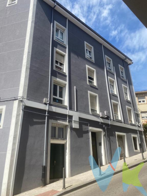 Local comercial convertido en trasteros en pleno centro de Santander. Alta rentabilidad. Excelente oportunidad de inversión en la Cuesta de la Atalaya, una ubicación estratégica en el centro de Santander. Se vende local comercial de aproximadamente 100 m², distribuido actualmente en 13 trasteros independientes y una amplia terraza, listo para explotar o para redistribuir en un local diáfano. La zona presenta una elevada demanda, ya que gran parte de las viviendas cercanas carecen de espacio de almacenamiento, lo que convierte este inmueble en una inversión con gran potencial de rentabilidad y ocupación. Características principales: 100 m² construidos. Distribuido en 13 trasteros independientes. Amplia terraza. Entrada individual a pie de calle. Suministros de luz y agua dados de alta. Fácil acceso para los usuarios. Ubicación céntrica y consolidada. Ideal para inversores que buscan un activo con ingresos recurrentes y una demanda estable en una de las zonas más consolidadas de Santander. Para más información o concertar una visita, no dude en contactar.