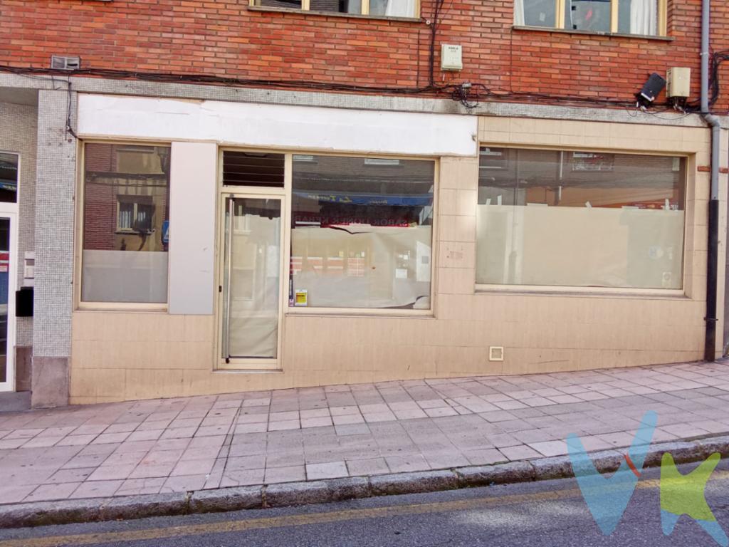  Se presenta una oportunidad única de adquirir un excelente local comercial ubicado en la zona privilegiada de Ciudad Naranco, en Oviedo. Este inmueble, que se encuentra en venta, destaca por su estratégica ubicación y sus características únicas, perfectas para emprendedores o inversores que buscan un espacio versátil en una de las áreas más dinámicas de la ciudad.El local cuenta con una superficie construida de 77 metros cuadrados y forma parte de un edificio sólido y bien mantenido, construido en el año 1968. Su cercanía tanto a la estación de tren como a diversas paradas de autobús ofrece una conectividad excepcional, facilitando el acceso de clientes y empleados, y aumentando así el potencial comercial del espacio.Desde su entrada, el local impresiona por su distribución diáfana que permite adaptarlo fácilmente a diversas actividades comerciales, ya sea en el sector retail, oficinas o para uso como pequeño restaurante o cafetería. La amplitud de sus espacios ofrece la flexibilidad necesaria para diseñar el negocio de sus sueños. Además, la zona goza de un flujo constante de peatones, asegurando una exposición notable.La ubicación en Ciudad Naranco no solo añade prestigio al local, sino que también lo sitúa en un entorno de creciente desarrollo urbano, con una comunidad activa y en expansión. Este barrio, conocido por su calidad de vida y sus servicios de primera, es hogar de numerosos comercios, servicios y áreas de ocio, lo que garantiza una clientela potencial diversificada y en crecimiento.El acceso al transporte público es uno de los puntos fuertes de este inmueble. La proximidad a la estación de tren de Oviedo y a diversas líneas de autobuses asegura que tanto clientes como empleados puedan llegar sin problemas al lugar, lo que es un plus para cualquier tipo de negocio que decida establecerse aquí. Estos excelentes enlaces de transporte también facilitan la llegada de clientes de otros puntos de la ciudad y alrededores.Alrededor del local, se encuentran diferentes servicios y comodidades que complementan su atractivo. Desde bancos y supermercados hasta cafeterías y pequeños comercios, la zona está completamente equipada para satisfacer las necesidades tanto de propietarios como de clientes. Este entorno bien desarrollado realza el potencial de éxito de cualquier proyecto que se desee emprender en este espacio.El edificio donde se ubica este local ha sido bien conservado desde su construcción en 1968, ofreciendo una estructura robusta y segura, lo que proporciona tranquilidad a largo plazo al comprador. Además, existe la posibilidad de realizar reformas para adaptar el inmueble a las necesidades específicas de su negocio, aprovechando así su versatilidad.Invitamos a los interesados a visitar este local para descubrir personalmente todo su potencial. Sin duda, se trata de una inversión inteligente en una de las áreas más cotizadas de Oviedo. La combinación de ubicación, accesibilidad y desarrollo de la zona hacen de este inmueble una opción ideal para aquellos que desean establecerse en un punto estratégico con garantía de tráfico y visibilidad. No pierda la oportunidad de conocerlo y empezar a dar forma a su proyecto en un entorno animado y lleno de posibilidades.¡No dejes pasar esta oportunidad! Pide más información o agenda tu visita hoy mismo.En el precio final no están incluidos el Impuesto de Transmisiones Patrimoniales, ni los Gastos de Notaría y registro 