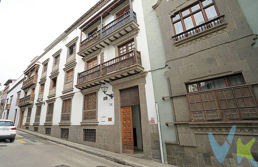 Vive la esencia de Vegueta. Te presentamos una propiedad única en el corazón de Vegueta, uno de los barrios más emblemáticos y con más historia de Las Palmas de Gran Canaria. Con 107 m² construidos y 85 m² útiles, este espacio actualmente se utiliza como oficina, pero ofrece infinitas posibilidades para transformarlo en tu hogar soñado. Cuenta con entrada independiente para mayor privacidad, una distribución diáfana que se adapta a tu estilo de vida y un patio interior que llena cada rincón de luz natural. Imagina diseñar un loft urbano con personalidad propia o un apartamento moderno hecho a tu medida, en una ubicación privilegiada. Además, nos encargaremos de realizar la gestión del cambio de uso para tu mayor comodidad. Además, dispones de la opción de alquilar plaza de garaje por solo 75 euros al mes, un auténtico privilegio en pleno centro. Una oportunidad perfecta para quienes buscan no solo un espacio donde vivir, sino un lugar lleno de carácter, historia y encanto. Gastos e impuestos derivados de la compraventa no incluidos en el precio.