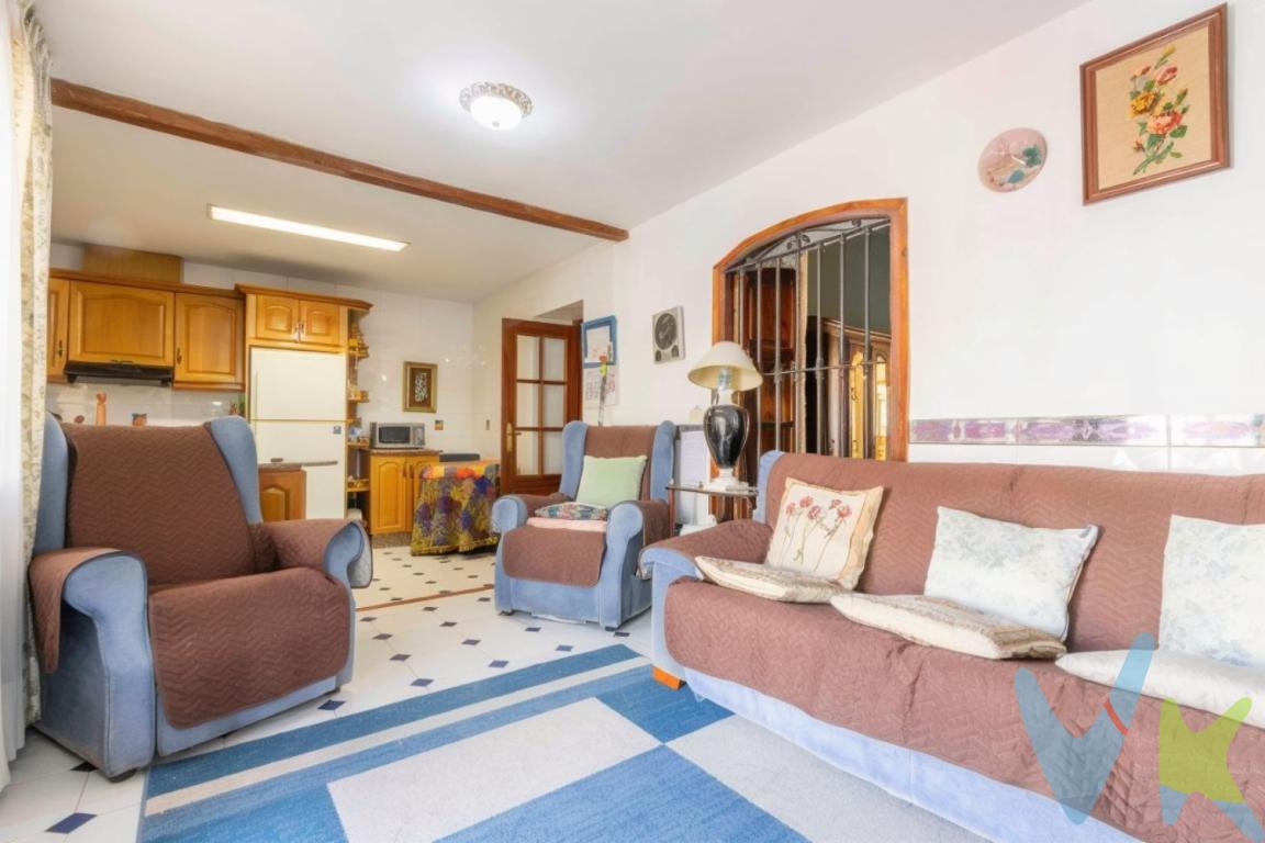 Amplia vivienda con patio, nave y local en Emperador  ¡Una oportunidad única con múltiples posibilidades!Ubicación privilegiada y versatilidad en una sola propiedadEn una tranquila y accesible zona residencial de Emperador, junto a Museros y en plena Avenida Barcelona, te presentamos esta interesante propiedad con muchísimas posibilidades tanto para vivienda como para negocio o inversión. Con una superficie total de 300 m² construidos y un gran patio trasero de 198 m², esta casa se convierte en una oportunidad difícil de igualar en la zona.Dos accesos independientes: vivienda y localLa propiedad cuenta con dos accesos desde la calle: uno directo a la vivienda principal en planta alta y otro al local/planta baja, lo que permite una distribución independiente ideal para uso comercial, profesional o incluso una segunda vivienda.El local en planta baja, de unos 60 m², puede utilizarse como cochera, taller, almacén o pequeño negocio. Desde aquí se accede a un primer patio de 25 m², que conecta con una estructura tipo nave de 98 m², techada a dos aguas y con gran altura, perfecta para múltiples usos (almacenaje, taller, zona de eventos, etc.). Esta nave se abre completamente al patio trasero abierto de 198 m², con espacio suficiente para jardín, huerto urbano o incluso una pequeña piscina.Vivienda principal lista para entrar a vivirEn la planta superior se encuentra la vivienda, con 150 m² construidos distribuidos de forma cómoda y funcional. Cuenta con:Tres balcones, dos con vistas a la calle y uno al patio interiorPequeño trastero o despensaUn baño completo con opción real de crear un segundoCocina abierta a uno de los salones, con mucha luz naturalDos salones, ideales para separar zona de estar y comedorTres habitaciones ampliasLa casa está muy bien conservada, con detalles originales y una estructura sólida, lista para entrar a vivir o adaptar según necesidades. Su orientación y diseño permiten una gran entrada de luz natural durante todo el día.Ideal para familias, profesionales o inversiónEsta propiedad es ideal para quien busque espacio exterior, independencia y la posibilidad de combinar vivienda con actividad profesional o comercial, todo sin renunciar a la tranquilidad de un entorno residencial. Emperador está excelentemente comunicado con Museros, a pocos minutos de la estación de metro, colegios, supermercados y todos los servicios.No dejes pasar esta oportunidad única en la zona. Si estás buscando una vivienda con espacio, posibilidades y excelente ubicación, ¡llámanos y agenda tu visita hoy mismo!