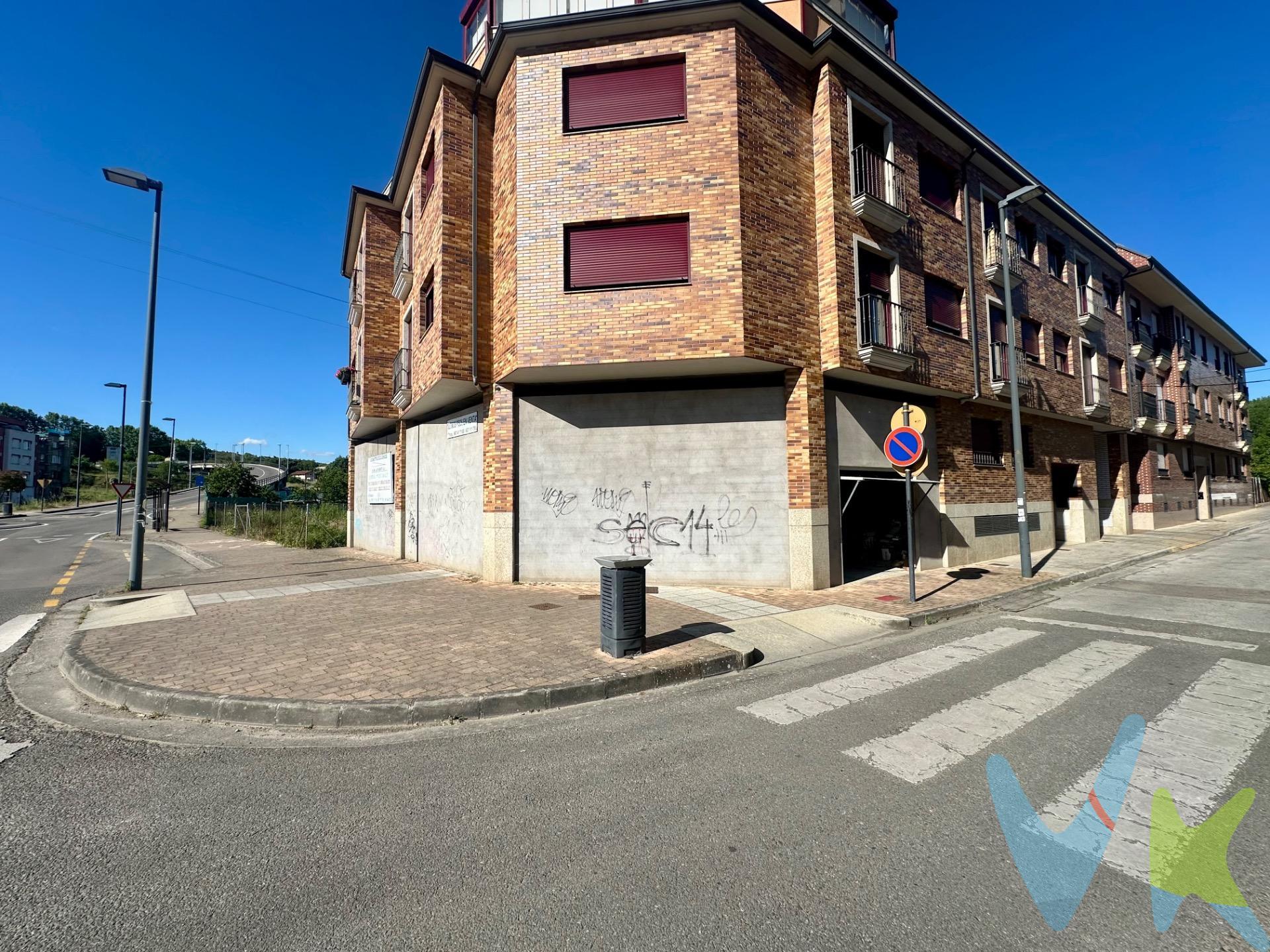 Vivienda ubicada en la zona del Puente Boeza de Ponferrada. El inmueble está situado en la 1º planta de un bloque de viviendas del 2018. La propiedad consta de hall de entrada, despensa - lavadero, salón - comedor, cocina equipada independiente con balcón, 2 habitaciones dobles y cuarto de baño con plato de ducha. . Completa la composición un trastero y una plaza de garaje en el sótano -1. La calefacción y ACS se producen por medio de caldera individual de gas ciudad. Además, el edificio cuenta con placas solares y depósito de inercia, ayudando al calentamiento del agua y generando un aprovechamiento energético eficaz. *Por mandato expreso del propietario, comercializamos este inmueble en exclusiva, lo que garantiza el acceso a toda la información, a un servicio de calidad, en un trato fácil, sencillo y sin interferencias de terceros. Por este motivo, se ruega no molestar al propietario, a los ocupantes de la propiedad o a los vecinos. Muchas gracias por su comprensión*. 