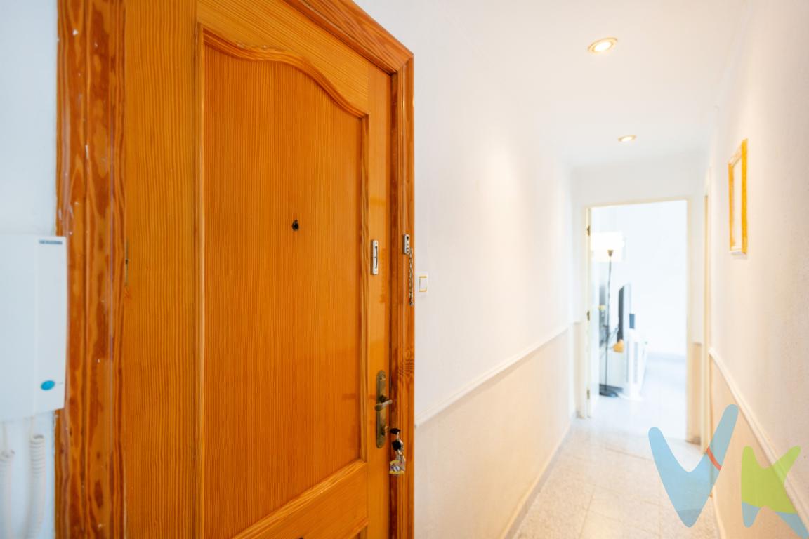 Se ofrece un magnífico piso en venta ubicado en una de las zonas mas demandadas del centro de Torrent como es Padre Mendez. Este encantador inmueble representa una oportunidad inigualable para aquellos que buscan un hogar confortable y bien situado. Cómodamente emplazado en la tercera planta de un edificio con historia, construido en el año 1965, el piso goza de una distribución funcional que responde a las necesidades de cualquier familia contemporánea.El piso, con una superficie útil de 55,09 metros cuadrados y 71 metros cuadrados construidos, ha sido diseñado con atención al detalle y optimización del espacio. La propiedad cuenta con tres acogedoras habitaciones que ofrecen el refugio perfecto tras un día ajetreado. Cada una de estas estancias ha sido amueblada cuidadosamente, asegurando que cada rincón del hogar se sienta confortable y acogedor.Ideal tambien para los que piensas en grande ya que es una vivenda ideal para invertir por sus caracteristicas y ubicacion. La cercanía a diversas opciones de transporte público, como la estación de metro y varias paradas de autobús, convierte esta propiedad en una elección particularmente conveniente para quienes valoran la accesibilidad.El piso se vende completamente amueblado, incluyendo una selección de electrodomésticos que facilitan la adaptación a su nuevo hogar desde el primer momento. Este detalle elimina preocupaciones adicionales y permite a los futuros propietarios instalarse con facilidad y comodidad.La ubicación de esta propiedad es otro de sus grandes atractivos. Torrent es una comunidad vibrante, rica en oferta cultural, social y de ocio. Varios comercios, supermercados y servicios locales se encuentran a pocos pasos del edificio, facilitando así un estilo de vida urbano y dinámico sin renunciar a la tranquilidad. Los colegios y parques cercanos hacen de esta propiedad una opción ideal también para familias con niños.El edificio donde se encuentra este precioso piso ha sido mantenido con esmero a lo largo de los años, asegurando un entorno seguro y agradable para todos sus residentes. La comunidad de vecinos se caracteriza por su convivencia armoniosa, lo cual añade valor a la experiencia de vivir en este lugar.En resumen, este piso en Torrent, representa una excelente oportunidad para adquirir un hogar funcional, bien situado como es la zona de la Avenida y con todos los servicios necesarios para un día a día tranquilo y cómodo. No deje pasar la ocasión de conocer este precioso inmueble que combina conveniencia, confort y un precio atractivo. Organice una visita y deje que este encantador espacio le enamore de inmediato. Cada rincón de este piso está diseñado para ser vivido y disfrutado, ofreciéndole una experiencia residencial completa en uno de los barrios más apreciados de Torrent.Característica destacada: Esta propiedad se vende con un inquilino que garantiza una renta mensual segura y puntual. El contrato de alquiler tiene poco tiempo restante, lo que puede ser una ventaja para el comprador. Para más detalles sobre la duración del contrato, por favor, contacte con uno de nuestros asesores.____________________ La comercialización del presente inmueble se realiza en régimen de exclusiva, garantizando a la propiedad una gestión profesional, coordinada y sin interferencias externas. Trabajamos bajo el modelo de exclusiva compartida, colaborando activamente con otras agencias y profesionales que representen a posibles compradores o arrendatarios, con el objetivo de maximizar la difusión y las oportunidades de cierre.Por respeto a la propiedad y a sus ocupantes, se ruega no molestar directamente a propietarios o inquilinos. Para cualquier información adicional, concertar visita o plantear colaboración profesional, deberán dirigirse exclusivamente a nuestra oficina.La información contenida en este anuncio (incluyendo superficies, distribución, características, imágenes, planos y precios) tiene carácter meramente informativo y orientativo, no contractual, pudiendo estar sujeta a modificaciones, errores u omisiones sin previo aviso. Las superficies indicadas son aproximadas y no tienen carácter vinculante.El precio publicado no incluye impuestos ni gastos derivados de la operación (ITP, IVA, AJD, notaría, registro, gestoría u otros que legalmente correspondan).En caso de compraventa, los honorarios de intermediación inmobiliaria no están incluidos en el precio y serán satisfechos por la parte compradora de forma independiente, salvo pacto distinto.En caso de arrendamiento, la renta indicada no incluye suministros ni otros gastos repercutibles salvo indicación expresa en el anuncio. Las condiciones económicas y jurídicas definitivas se establecerán en el correspondiente contrato conforme a la normativa vigente. Los honorarios profesionales se aplicarán conforme a la legislación en vigor en el momento de la formalización del contrato.La propiedad podrá ser retirada del mercado o modificada en sus condiciones sin previo aviso, estando la oferta sujeta a disponibilidad.  