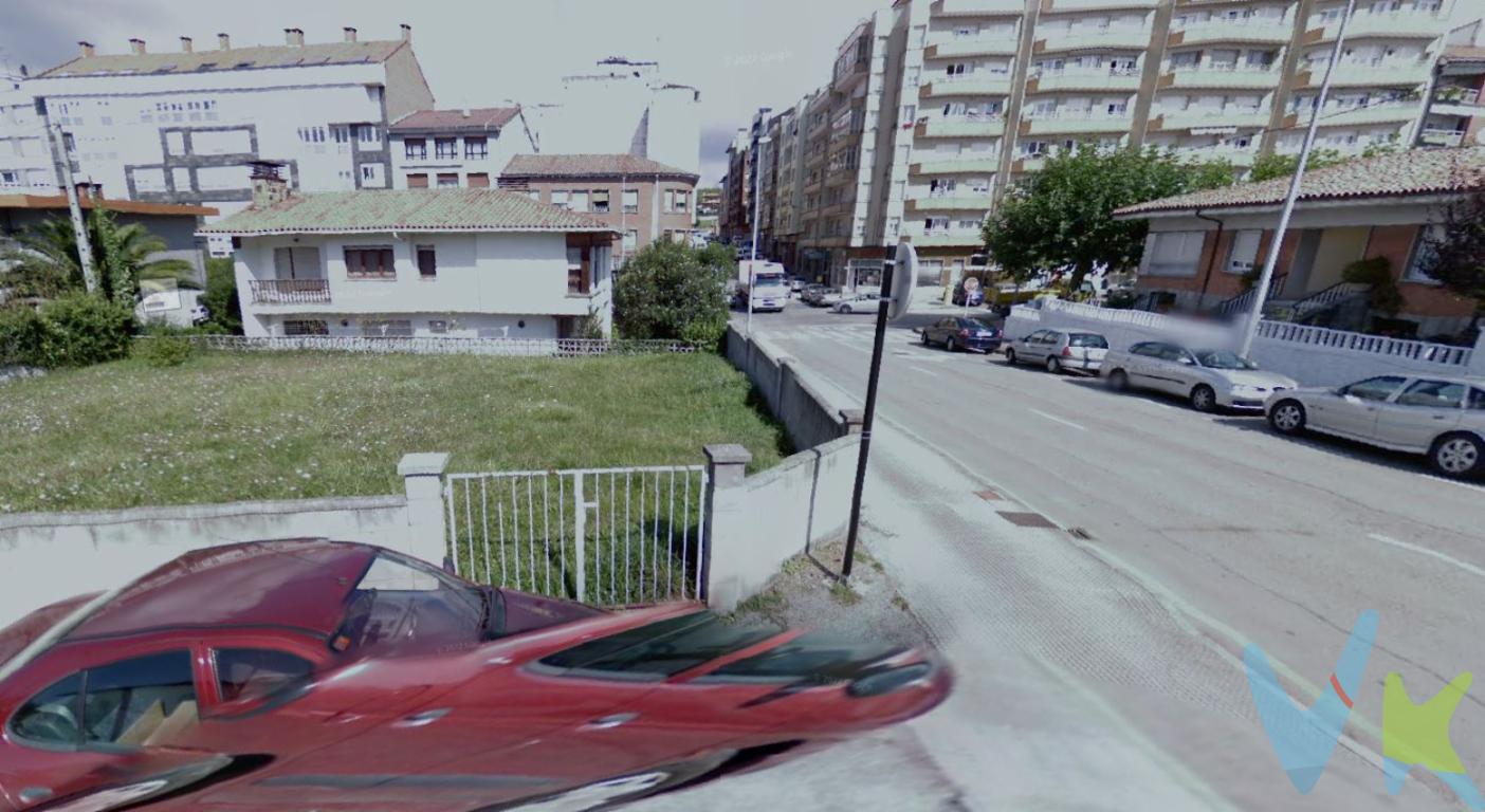 **Venta de Finca Edificable en el centro de Pola de Siero**En pleno corazón de Siero, se presenta una excepcional oportunidad para adquirir una finca exclusiva. Situada en la prestigiosa zona de Pola de Siero, esta propiedad en venta ofrece una armoniosa combinación de tranquilidad rural y conveniencia urbana.La finca, ideal para quienes buscan un entorno sereno, cuenta con un área edificable. Esta característica la convierte en una magnífica opción para aquellos que desean construir una pequeña edificación personalizada, aprovechando al máximo el espacio disponible. El terreno cerrado asegura privacidad y protección, creando un oasis personal donde la paz y la seguridad están garantizadas.La edificabilidad es del 0.50% con un máximo de ocupación de 30%. Solo se puede edificar vivienda unifamiliar.En catastro tiene 343 metros y en escritura 367 metros.El sistema de alcantarillado ya integrado ofrece una ventaja significativa, eliminando preocupaciones adicionales y facilitando los proyectos de construcción. Este detalle subraya la funcionalidad de la finca y subraya su potencial como una inversión a largo plazo.Ubicada convenientemente cerca de una parada de autobús, la finca garantiza fácil acceso al transporte público, una característica cada vez más valorada. Esta proximidad a una línea de bus asegura conexiones rápidas y eficientes con el entorno urbano, permitiendo disfrutar del equilibrio perfecto entre el bullicio de la ciudad y la calma del campo.El acceso a servicios y comodidades en Pola de Siero es inmejorable. Muy cerca, se encuentran tiendas, restaurantes y una variedad de servicios que satisfacen cada necesidad del día a día. Vivir en esta finca ofrece la posibilidad de disfrutar de una calidad de vida que pocas localidades pueden ofrecer, combinando lo mejor del confort moderno con la tranquilidad de la vida rural.La propiedad se presenta como una inversión de futuro, con posibilidades inigualables para quienes sueñan con un espacio propio en un entorno natural, sin renunciar a las ventajas de la vida urbana. Desde primera instancia, la finca proyecta un encanto que invita a ser explorado. Los futuros propietarios podrán descubrir un mundo de posibilidades, donde cada rincón puede ser transformado en un sueño hecho realidad.En términos de movilidad, la propiedad está estratégicamente ubicada para facilitar la vida diaria. Ya sea para dirigirse a la ciudad o explorar la belleza natural que rodea la zona, la finca está en un punto privilegiado de acceso a diversas rutas de transporte.La oportunidad de adquirir una finca con estas características no se presenta con frecuencia. Este terreno ofrece potencial sin igual en una de las más deseadas localizaciones de Siero. Las visitas están altamente recomendadas para apreciar la verdadera esencia y posibilidades de este magnífico espacio.Invitamos a todos los interesados a explorar esta finca y a descubrir el sinfín de oportunidades que ofrece. Para aquellos que buscan un lugar especial para edificar sus sueños, esta propiedad es, sin duda, una opción inigualable en el mercado actual. Asegúrese de programar una visita para experimentar de primera mano todo lo que esta finca mágica tiene para ofrecer.EL PRECIO NO INCLUYE HONORARIOS DE INMOBILIARIA AL COMPRADOR DE 2 % MAS IVA por la contratación de sus servicios, IMPUESTO DE TRASMISIONES PATRIMONIALES, NOTARIA Y REGISTRO.
