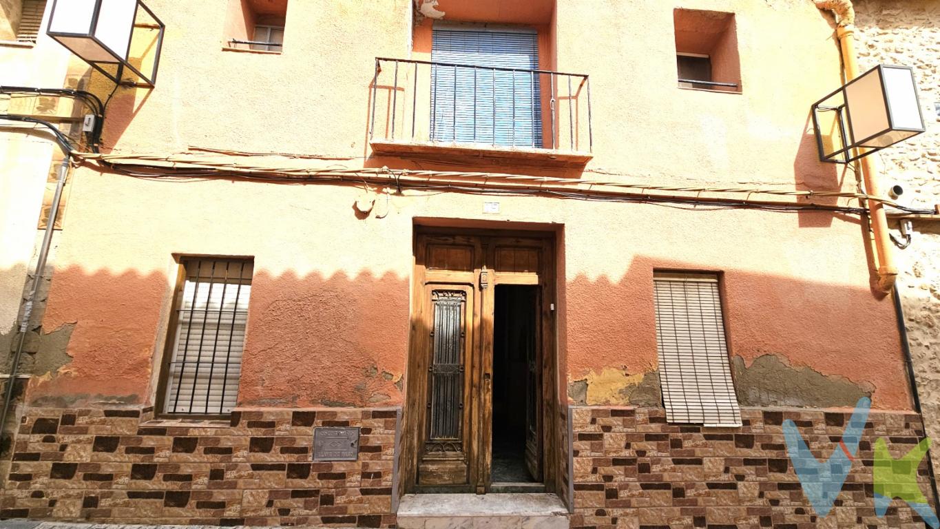  Se presenta una excepcional oportunidad en el pintoresco municipio de Riba-roja de Túria: una casa adosada cargada de historia y carácter, lista para ser su nuevo hogar. Este inmueble, construido en 1888, ofrece un equilibrio perfecto entre el encanto del siglo XIX y las comodidades modernas que se esperan hoy en día.La espaciosa casa dispone de 160 metros cuadrados útiles, distribuidos de manera inteligente para maximizar el espacio y la funcionalidad. Completa con 178 metros construidos, esta propiedad constituye una inversión exclusiva para aquellos que valoran las propiedades con historia. La casa incluye siete habitaciones generosamente dimensionadas, ofreciendo múltiples posibilidades para personalizar el espacio a su gusto, ya sea para una familia grande, la creación de oficinas o estudios creativos.Uno de los grandes atractivos de esta propiedad es su hermosa terraza, donde podrá disfrutar de agradables tardes al aire libre, o incluso transformar este espacio en un jardín urbano privado. Además, cuenta con un balcón característico, perfecto para disfrutar de vistas al entorno de esta encantadora localidad. Un trastero práctico también está disponible en la casa, proporcionando un espacio adicional para el almacenamiento de objetos personales y manteniendo así el orden en el hogar.La ubicación de esta casa adosada no podría ser más conveniente. Está situada cerca de importantes servicios de transporte público, con estaciones de metro y parada de autobús a un corto paseo. Esto facilita el acceso a todo el pueblo y conecta rápidamente con las zonas aledañas, así como con la ciudad de Valencia, permitindo un estilo de vida lleno de comodidad y movilidad.En términos de infraestructura, la propiedad cuenta con alcantarillado, asegurando un servicio seguro y eficiente en todo momento. La comunidad de Riba-roja de Túria es conocida por su tranquilidad y su atmósfera acogedora, lo que convierte a este barrio en un lugar ideal para establecerse y disfrutar de una alta calidad de vida.Invirtiendo en esta impresionante casa adosada, no solo encontrará un hogar, sino un legado cultural que puede ser adornado y adaptado según sus necesidades personales y estéticas. Su antigüedad le otorga un carácter único que es cada vez más difícil de encontrar en la actualidad, y representa una oportunidad excepcional para convertirse en el orgulloso propietario de un auténtico trozo de historia.Le invitamos a visitar esta joya arquitectónica. Su amplitud y versatilidad, junto con su ubicación estratégica y sus características impresionantes, hacen de esta propiedad una visita obligada para cualquier comprador exigente en búsqueda de encanto histórico con todas las comodidades modernas. Contacte con nosotros para concertar su visita y descubrir, de primera mano, las innumerables posibilidades que ofrece esta magnífica casa adosada en Riba-roja de Túria. No deje pasar esta oportunidad única de adquirir una propiedad con un potencial inigualable. 