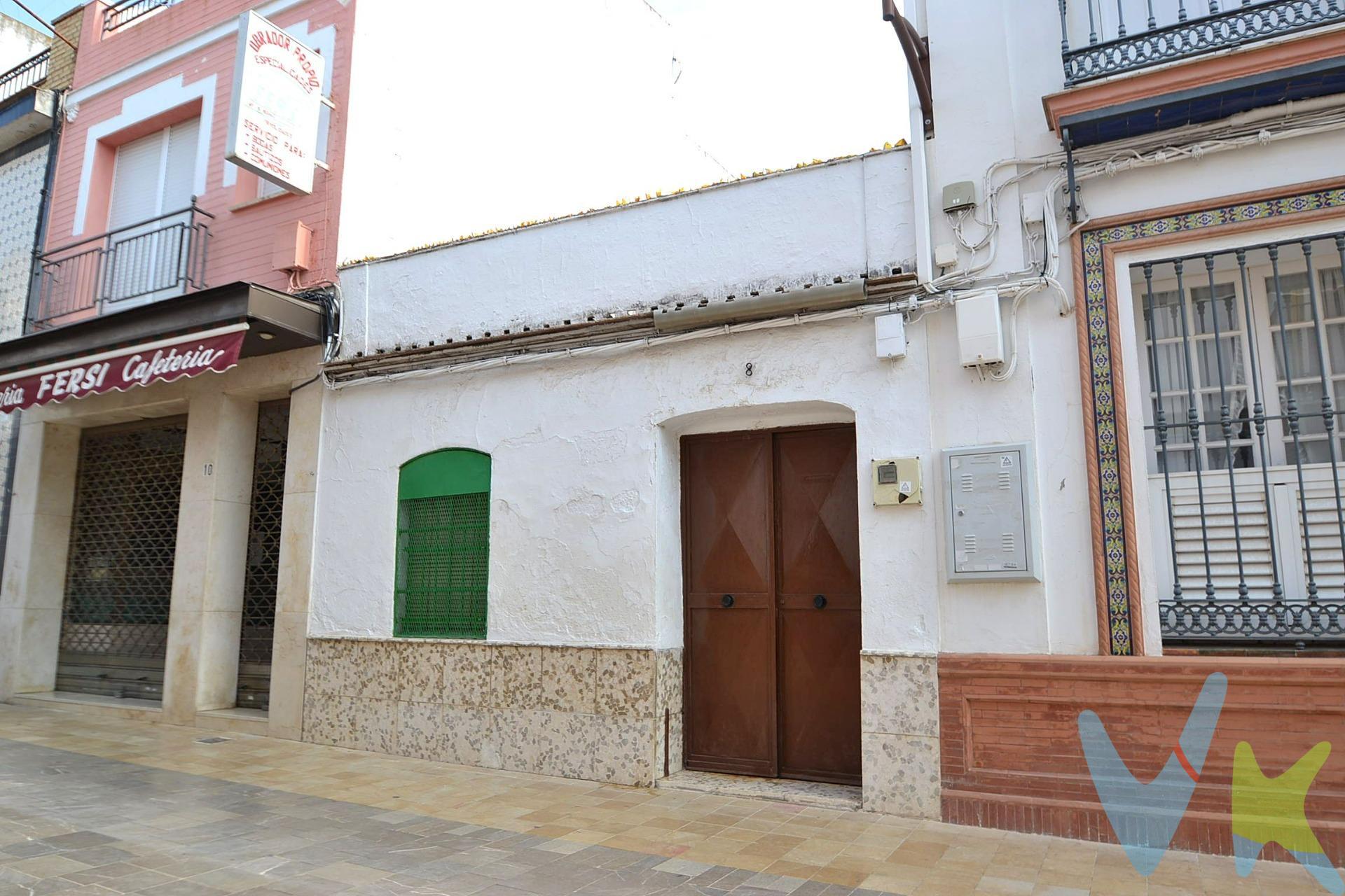 Un lugar incomparable parar vivir. Casa en venta en el centro de Camas de una sola planta para reformar. Imagínate vivir en la calle Santa Brígida, lugar emblemático, céntrico pero sin tráfico, al ser una calle recientemente peatonalizada y a menos de un minuto andando de todos los servicios que necesitas para vivir, Ayuntamiento, biblioteca, farmacias y los mejores bares de Camas entre otros. La casa se distribuye en una sola planta, con unos 6 metros de fachada y diecisiete metros de fondo,  requiere de una reforma completa de su interior por lo que se recomienda hacer la visita con algún profesional de reformas o construcción. Aprovecha la oportunidad de reconstruirte esta casa a tu medida y poder vivir en una ubicación privilegiada. CEE: exento. Informamos a nuestros clientes que el precio de venta no incluye lo siguiente: honorarios de la agencia inmobiliaria, impuestos (el Impuesto de Transmisiones Patrimoniales, I.V.A. o A.J.D., en su caso), otros gastos de la compraventa (gastos de registro de la propiedad, notaría, gestoría ni de posible financiación). Documento F.I.A. a disposición del consumidor según Decreto 218/2005 Junta de Andalucía y Ley 12/2023, de 24 de mayo, por el Derecho a la Vivienda.