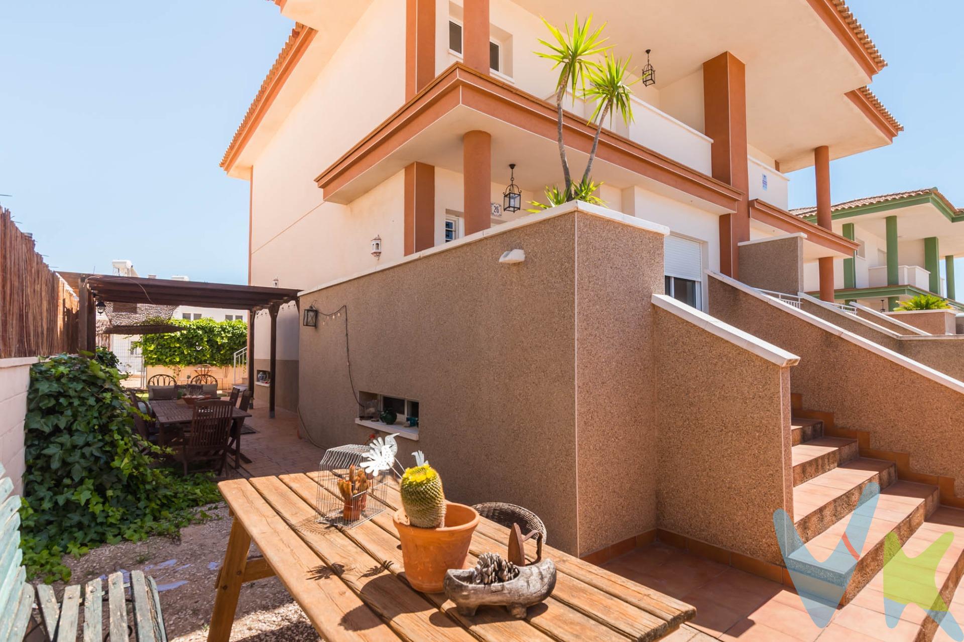 Crea el hogar que siempre has soñado en esta bonita y luminosa vivienda situada en Los Olivos, una de las mejores urbanizaciones de Molina de segura  y con seguridad 24 horas, y con todas las comodidades a su alcance, como colegio a tan solo 200 metros, supermecados, centros de salud, autobuses, salida directa a autovía.. La vivienda tiene un terreno de 200 metros,  a la entrada encontrarás una amplia terraza y un luminoso salón con salida a balcón, un baño en planta, una habitación y cocina independiente y amueblada con salida a un patio- lavadero, en la planta de arriba hay dos baños y  tres amplias habitaciones muy luminosas, una de ellas con baño en suite y un balcón, y en planta de sótano, un gran garaje con trastero y capacidad para varios coches. En el exterior hay un  amplio porche con un jardín donde podrás hacer las tardes o noches muy agradables y relajadas. Además, como parte de la urbanización, se puede disfrutar de una piscina comunitaria, el lugar ideal para refrescarse en verano y socializar con los vecinos. ¡No dejes pasar esta oportunidad! Contáctanos para más información y ven a descubrir tu nuevo hogar. Cuando te pongas en contacto con nosotros te informaremos de los gastos que no están incluidos en el precio, gastos de compraventa y honorarios de agencia y te ayudaremos para que tu proceso de compra con nosotros se convierta en. Calma: Estado ideal de tranquilidad que tendrás al comprar tu casa con nosotros. Por último, te vamos a contar una cosa: Los propietarios han confiado en exclusiva en nosotros y nos han contratado en exclusiva para que les ayudemos a vender uno de sus bienes más preciados, su casa, su hogar. Esto para ti, como comprador, será una garantía ya que tendrás acceso a un servicio de calidad, un trato fácil, sencillo y sin interferencias de terceros.  Por eso, te vamos a pedir un favor, habla con nosotros, no los molestes, te vamos a ayudar en caso de interés en todo el proceso y te vamos a facilitar toda la documentación e información que precises. Como ya te habíamos dicho, ¡ Un servicio de calidad!