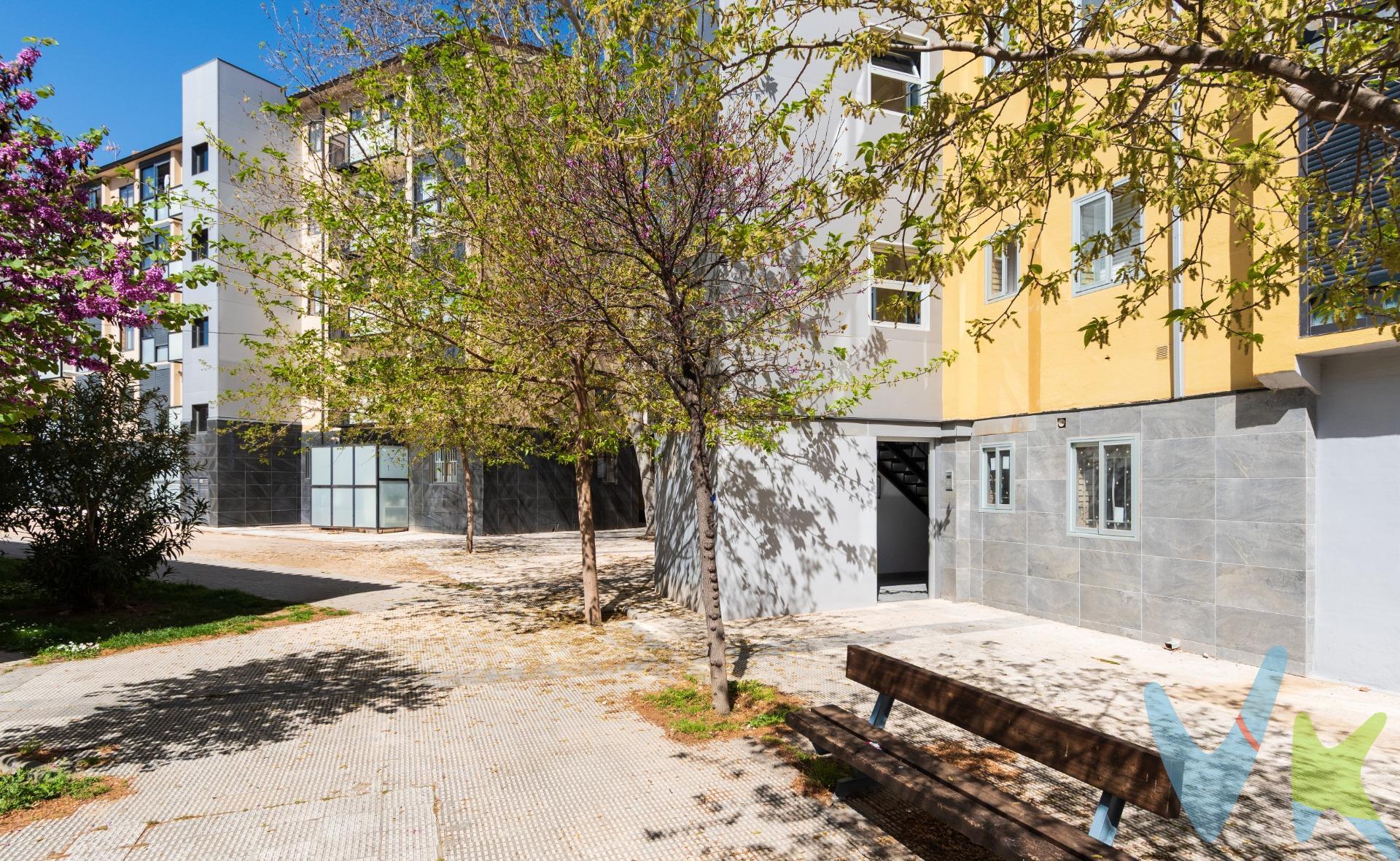Piso en planta baja, situado en Grupo Alférez Rojas, una de las mejores zonas del barrio de Delicias, con todos los servicios cerca: transporte público, colegios, centro de salud y comercios. La vivienda tiene una superficie de 43 m² útiles y se distribuye en:. 3 dormitorios (1 doble y 2 individuales). Salón. Cocina. 1 baño, reformado recientemente. Calefacción individual a gas, con radiadores instalados. Solo falta la colocación de la caldera. El edificio, construido en 1957, dispone de ascensor recién instalado y fachada rehabilitada. Precio: 105.000 €. Ideal tanto para vivir como para invertir. Zona tranquila y bien comunicada.