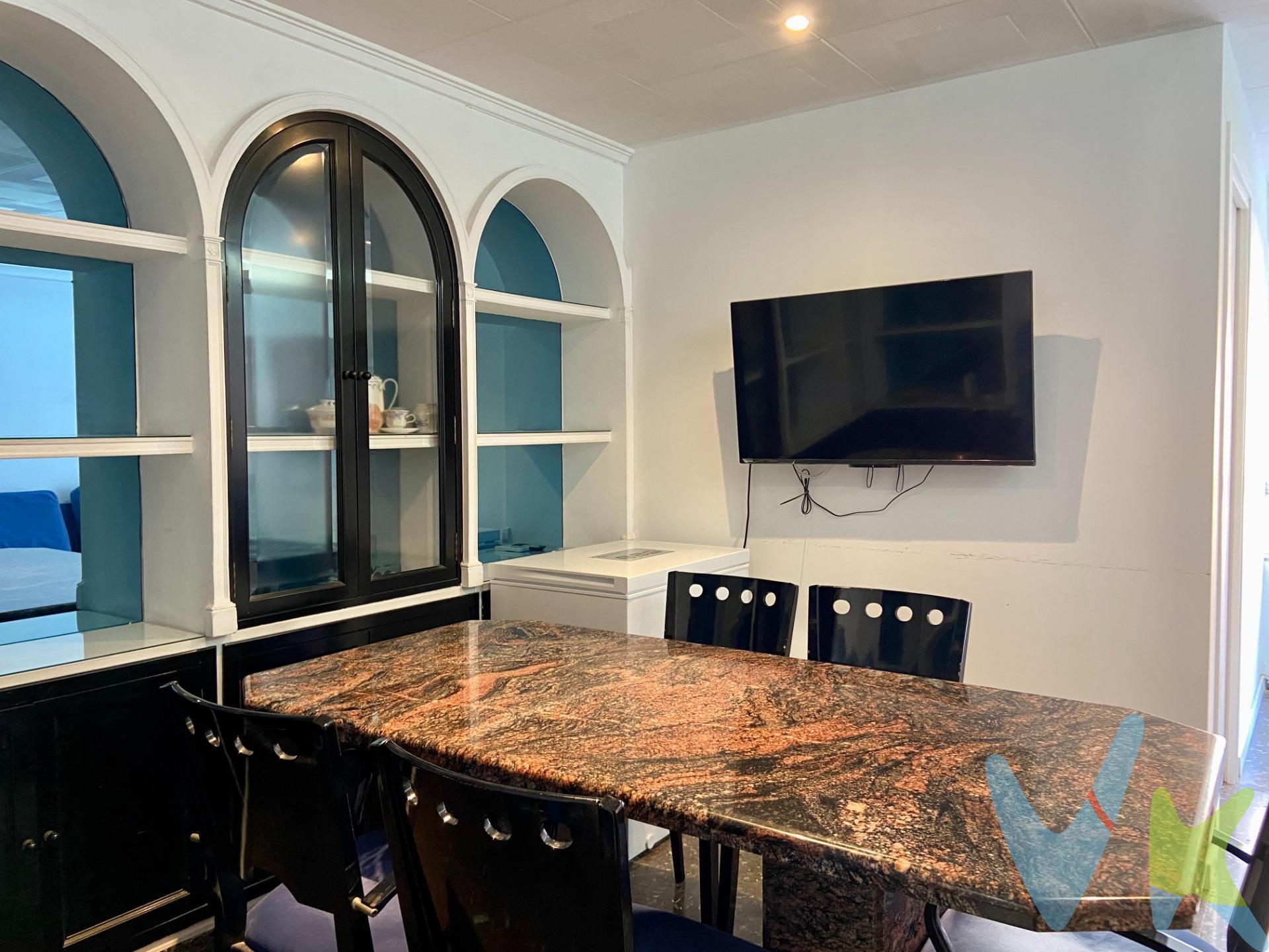 Este piso está situado en la calle Río Escalona 15, en una segunda planta exterior con balcón a la calle. Se trata de una vivienda amplia que conserva una distribución perfecta tanto para uso residencial como para inversión: cuenta con 5 habitaciones, 2 baños completos, salón con salida al balcón, cocina independiente y lavadero, además de una orientación frontal que aporta muy buena luminosidad. Es una excelente oportunidad para inversores que busquen mantener las 5 habitaciones y obtener rentabilidad inmediata mediante alquiler por habitación, un modelo muy demandado en esta zona. También es ideal para particulares que quieran remodelar la vivienda y adaptar su distribución y diseño según sus gustos y necesidades. El piso se adapta a perfiles muy diversos: inversores que priorizan ingresos estables, familias que necesitan espacio, grupos que deseen convivir con comodidad o compradores que busquen un inmueble amplio para transformarlo en su hogar. La ubicación es uno de sus grandes atractivos: está a escasos minutos del Jardín del Turia, uno de los principales pulmones verdes de Valencia, y muy cerca de la Ciudad de las Artes y las Ciencias. El barrio de Camins al Grau ofrece todos los servicios necesarios: supermercados, centros educativos, instalaciones deportivas, centros de salud, comercios locales y excelente conexión en transporte. público con el resto de la ciudad. Una oportunidad destacada por su ubicación estratégica, su amplitud y su versatilidad, ideal tanto para invertir como para crear un proyecto de vivienda propio. ¡No duden en llamarnos y coordinar una visita!