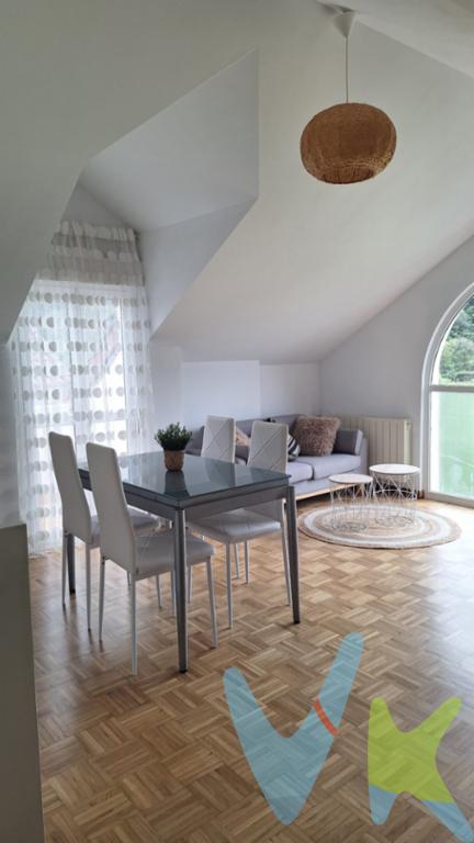 ¡Descubre tu nuevo hogar a pocos minutos de Cabezón de la Sal, en el encantador pueblo de Treceño!Presentamos un magnífico ático en venta con unas vistas y una luz excepcional que combina comodidad, espacio y una ubicación privilegiada. Con tres amplias habitaciones, este piso es ideal para familias o para aquellos que valoran el espacio adicional. La amplitud del salón comedor invita a pasar agradables momentos en familia o a organizar reuniones con amigos.El balcón de este ático ofrece unas vistas despejadas y un espacio extra de almacenaje.Para su comodidad, el edificio cuenta con un ascensor que facilita el acceso a la vivienda, así como un garaje que asegura el estacionamiento de su vehículo. En cuanto a su entorno, Treceño ofrece un ambiente apacible, donde la seguridad y la calidad de vida son prioridades. Encontrarás todos los servicios en el mismo pueblo de Treceño, supermercado, centro de salud, centro deportivo, gasolinera, bares.A tan solo 10 minutos del parque natural de Oyambre, espacio natural protegido y lugar ideal para la práctica del senderismo que pone a nuestra disposición una amplia variedad de espectaculares rutas que te permitirán disfrutar de este bello deporte a la vez que disfrutas de unos paisajes de ensueño que te dejarán con la boca abierta Y también muy cerca de espectaculares playas como las de Comillas, Oyambre o San Vicente de la Barquera. Te invitamos a visitar este hermoso hogar y descubrir en persona todo lo que tiene para ofrecer. Estamos seguros de que cada espacio de este piso superará sus expectativas. No pierda la oportunidad de convertir este ático en su nuevo refugio. ¡Esperamos poder recibirle pronto para mostrarle su futura casa en Treceño!