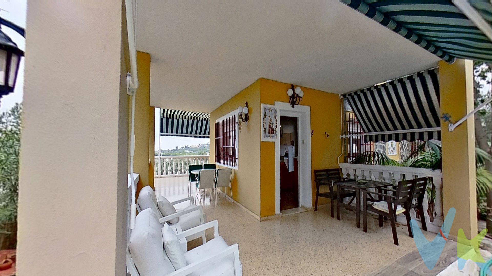 Chalet independiente en Sierra Perenchiza - cumbres de Calicanto - Santo Domingo, Chiva, en un entorno natural único con total tranquilidad y vistas despejadas. Sobre una amplia parcela de 713 m², la vivienda cuenta con 245 m² construidos y una distribución. cómoda, luminosa y lista para entrar a vivir. Destaca su impresionante salón diáfano de 125 m² en planta baja, ideal para celebraciones, zona de ocio, segunda vivienda, y un amplio salón comedor en planta principal con chimenea y acceso directo a una terraza que rodea la vivienda. Dispone de 3 habitaciones dobles con armarios empotrados, 2 baños completos (uno en suite), cocina office totalmente equipada, y si quieres una piscina, tienes espacio suficiente para construir la que tú quieras. Ubicada en una zona tranquila, cercana a servicios, club deportivo y campo de golf. Una vivienda ideal tanto como residencia habitual como para disfrutar de escapadas en plena naturaleza. Sólo a 25 min de Valencia. ¡Ideal para vivir, invertir o crear la casa de tus sueños en plena naturaleza¡. ¡No hay nada igual por este precio y ubicación! Ven a visitarla ya. VENTA:. PVP 265.000€.  Gastos e impuestos no incluidos en el precio. La compra conlleva impuestos y gastos de formalización para el comprador. A título orientativo se informa que en segundas transmisiones el ITP con carácter general en  Valencia es del 10%, pudiendo existir otros tipos impositivos atendiendo a las circunstancias  personales del comprador u otras circunstancias previstas legalmente. Base imponible del impuesto el mayor valor entre el precio de compraventa, la tasación o el valor de referencia catastral. En cuanto a los gastos de notaría y registro, en su caso, suelen oscilar aprox; entre 1,5% y 2,5% (aranceles variables según precio, n.º de copias y complejidad). El comprador elige notario. Si el comprador precisase de hipoteca: tasación, condiciones y costes bancarios serán según entidad elegida por el comprador, así como los gastos de gestoría, y cualesquiera otros gastos inherentes a la formalización de la compraventa que legalmente correspondan a la parte compradora, salvo pacto expreso en contrario con el vendedor. El consumidor tiene, conforme a la normativa vigente, a su disposición información y documentación adicional relativa al inmueble y condiciones de la compraventa, que podrá ser consultada en C/Joaquín Costa 4, bajo 46005 Valencia o urbe2@remax.es. Honorarios de mediación inmobiliaria a cargo del COMPRADOR: (3% del precio final de venta más IVA (21%), salvo otro pacto.); y de VENDEDOR (según acuerdo con el mismo).  Se informa al consumidor que la agencia actúa como intermediaria inmobiliaria en la. operación, estando cualquier eventual compraventa y sus condiciones sujeta a la aceptación expresa del propietario-vendedor y a la posterior formalización del correspondiente contrato.