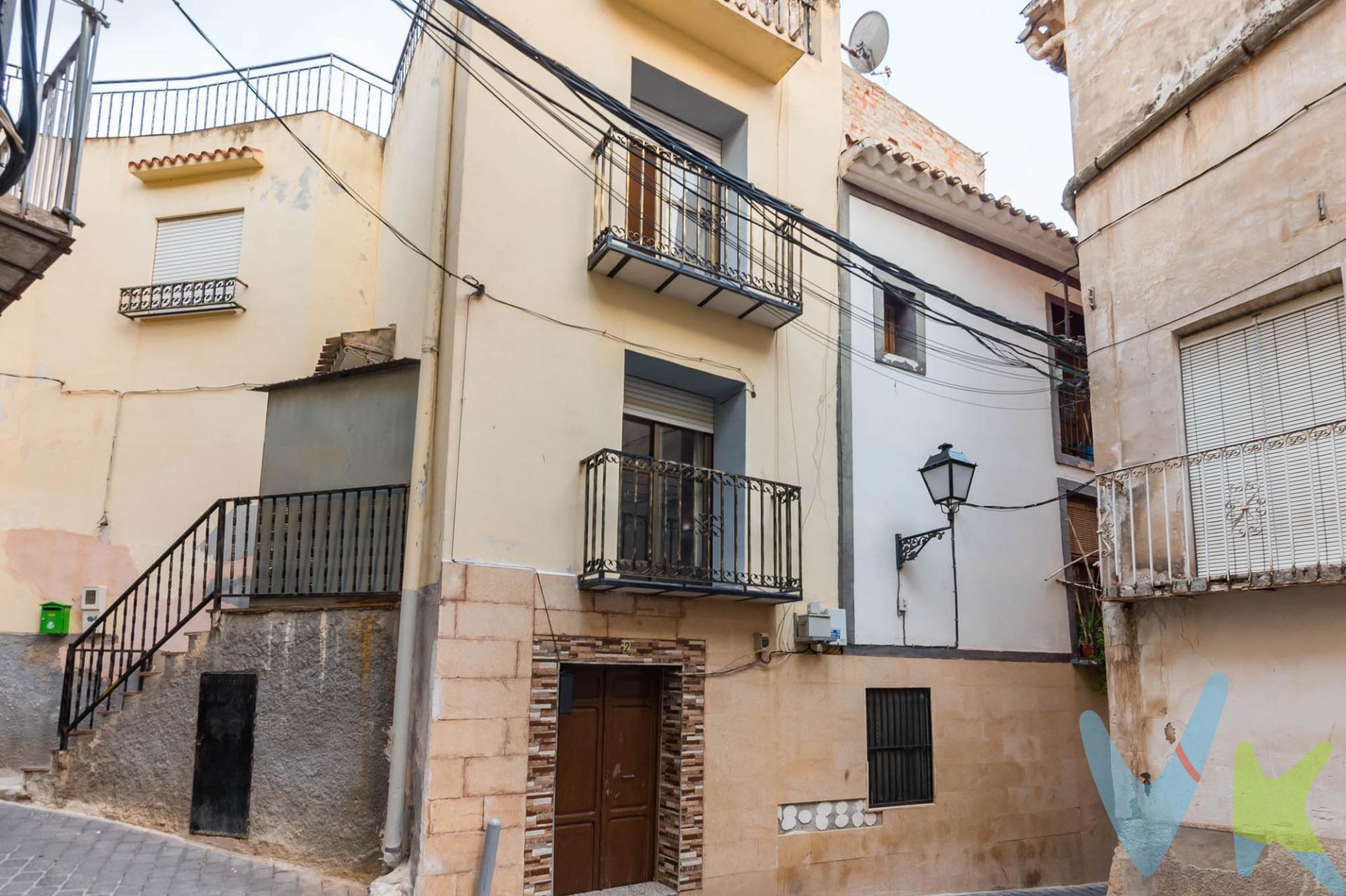 Crea el hogar que siempre has deseado en este espectacular tríplex en venta en Blanca. Ubicado en pleno centro del pueblo, a solo unos pasos del campanario y con la montaña y la sierra muy cerca, combina a la perfección tranquilidad, naturaleza y comodidad. Esta vivienda de tres plantas te ofrece amplitud, luminosidad y un entorno único para vivir todo el año o disfrutar como segunda residencia. Cada rincón está pensado para que puedas personalizarlo a tu gusto y convertirlo en ese refugio que siempre imaginaste. ✨ Características principales:. Zona muy céntrica, con todos los servicios al alcance. Entorno natural privilegiado, ideal para amantes de la montaña. Estancias amplias y bien distribuidas. Vistas despejadas y aire puro. Disfruta de la vida de pueblo sin renunciar a la cercanía con la naturaleza. Blanca te ofrece calidad de vida, calma y encanto en estado puro. Por último, te vamos a contar una cosa: Los propietarios han confiado en nosotros y nos han contratado en exclusiva para que les ayudemos a vender uno de sus bienes más preciados, su casa, su hogar. Esto para ti, como comprador, será una garantía ya que tendrás acceso a un servicio de calidad, un trato fácil, sencillo y sin interferencias de terceros. Por eso, te vamos a pedir un favor, habla con nosotros, no los molestes, te vamos a ayudar en caso de interés en todo el proceso y te vamos a facilitar toda la documentación e información que precises. Como ya te habíamos dicho, ¡Un servicio de calidad!.