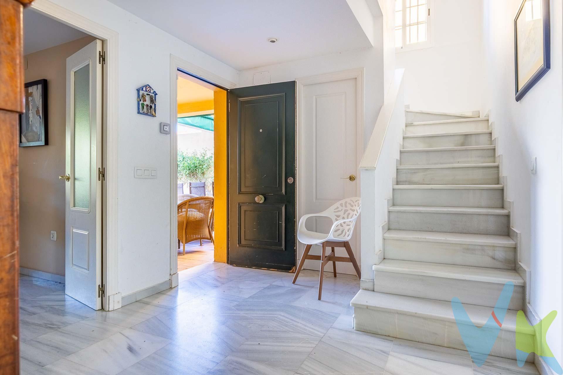 🏡 Un estilo de vida único cerca del mar, en El Puerto de Santa María. Si deseas disfrutar de una vida relajada en un entorno privilegiado, esta vivienda  de 157 metros de superficie construida y 202 metros de parcela, te ofrece todo eso y mucho más.  Ubicada en una urbanización privada, con piscina comunitaria, zonas ajardinadas y a sólo 190 metros de la playa . Su distribución permite que cada estancia pueda aprovecharse al máximo, ofreciendo un equilibrio perfecto entre espacios de convivencia y áreas privadas:. DISTRIBUCIÓN EN PLANTA BAJA:. Salón-comedor con chimenea, un espacio acogedor para disfrutar en familia. Cocina equipada que cuenta con servicio de gas ciudad. Un dormitorio y un baño completo, una gran ventaja para quienes necesitan una habitación en la planta baja, ya sea para invitados, familiares mayores o incluso como despacho. DISTRIBUCIÓN EN LA PRIMERA PLANTA:. Cuatro dormitorios, todos con armarios empotrados. Dormitorio principal con baño en suite. Baño adicional dando servicio al resto de habitaciones. Esta vivienda no sólo tiene una excelente ubicación y distribución, también cuenta con una serie de detalles que aumentan su confort y seguridad, como son:. ✔ Aire acondicionado centralizado en cada planta, garantizando una temperatura agradable en cualquier estación del año. ✔ Suelos de mármol, que aportan elegancia y frescura a los espacios. ✔ Sistema de alarma, para ofrecer tranquilidad y seguridad a toda la familia. ✔ Trastero, ideal para almacenar todo lo necesario sin ocupar espacio en la vivienda. ✔ Dispone de persianas en todos los dormitorios. A pocos minutos encontrará supermercados, colegios, centros de salud, farmacias y una variada oferta gastronómica, Además, la cercanía con el centro de El Puerto de Santa María permite acceder fácilmente a zonas de ocio, comercios y transporte público. . Para más información o concertar una visita, no dude en ponerse en contacto con nosotros. Informamos a nuestros clientes que el precio de venta no incluye lo siguiente: Honorarios de la agencia inmobiliaria, Impuestos (I.T.P., I.V.A. o A.J.D., en su caso) ni otros gastos de la compraventa (gastos de Registro de la Propiedad, Notaría, Gestoría ni de posible Financiación). Documento F.I.S. a disposición del consumidor según Decreto 218/2005 Junta de Andalucía.