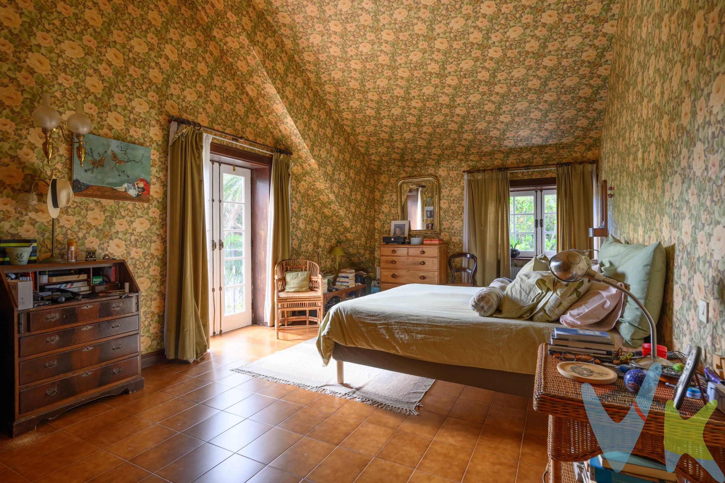 Te presentamos esta impresionante y majestuosa casa en el idílico Monte Lentiscal, en Tafira. Con más de 1.000 m² de espacio y una extensa parcela de más de 4.000 m², ésta propiedad de ensueño te ofrece una experiencia de vida sin igual.  Con una ubicación inmejorable, en esta vivienda estarás rodeado de la serenidad y tranquilidad que sólo se encuentra en esta exclusiva zona, al tiempo que disfrutarás de un fácil acceso a todos los servicios y comodidades que puedas necesitar. Los exteriores de esta propiedad son simplemente asombrosos. Podrás deleitarte en los amplios jardines, sumergirte en la refrescante piscina, disfrutar de un relajante solarium con baños, practicar deportes en la zona destinada al tenis y pasar agradables momentos de ocio al aire libre. Aquí, podrás disfrutar al máximo de la vida al aire libre. En el interior, esta casa, brinda una excelente oportunidad para adaptarla a tus gustos y necesidades. Sus más de mil metros cuadrados se distribuyen en dos plantas, con espacio de sobra para que tú y tu familia se sientan verdaderamente cómodos. Descubre 5 habitaciones dobles, dos baños completos, una espectacular cocina, un amplio salón y sala de estar, una zona de lavado, un garaje con capacidad para 3 vehículos, una bodega y todo lo necesario para que vivas y disfrutes momentos inolvidables junto a tu familia. Los amplios espacios y la abundante luz natural que inunda cada rincón de esta maravillosa vivienda crean una atmósfera cálida y acogedora. Sin importar en qué habitación te encuentres, siempre te sentirás invadido por esa sensación de tranquilidad y confort que tanto anhelas en tu hogar. No dejes escapar esta oportunidad única de convertir esta casa en tu hogar de ensueño. Imagina las infinitas posibilidades de personalización y diseño que tendrás a tu disposición. Crea el espacio perfecto para ti y los tuyos, en un entorno verdaderamente excepcional. Agenda una visita ahora y comienza a imaginar cómo sería la vida en esta impresionante propiedad. ¡Permítenos guiarte en este emocionante viaje hacia tu nuevo hogar!. Los gastos e impuestos derivados de la compraventa no están incluidos en el precio