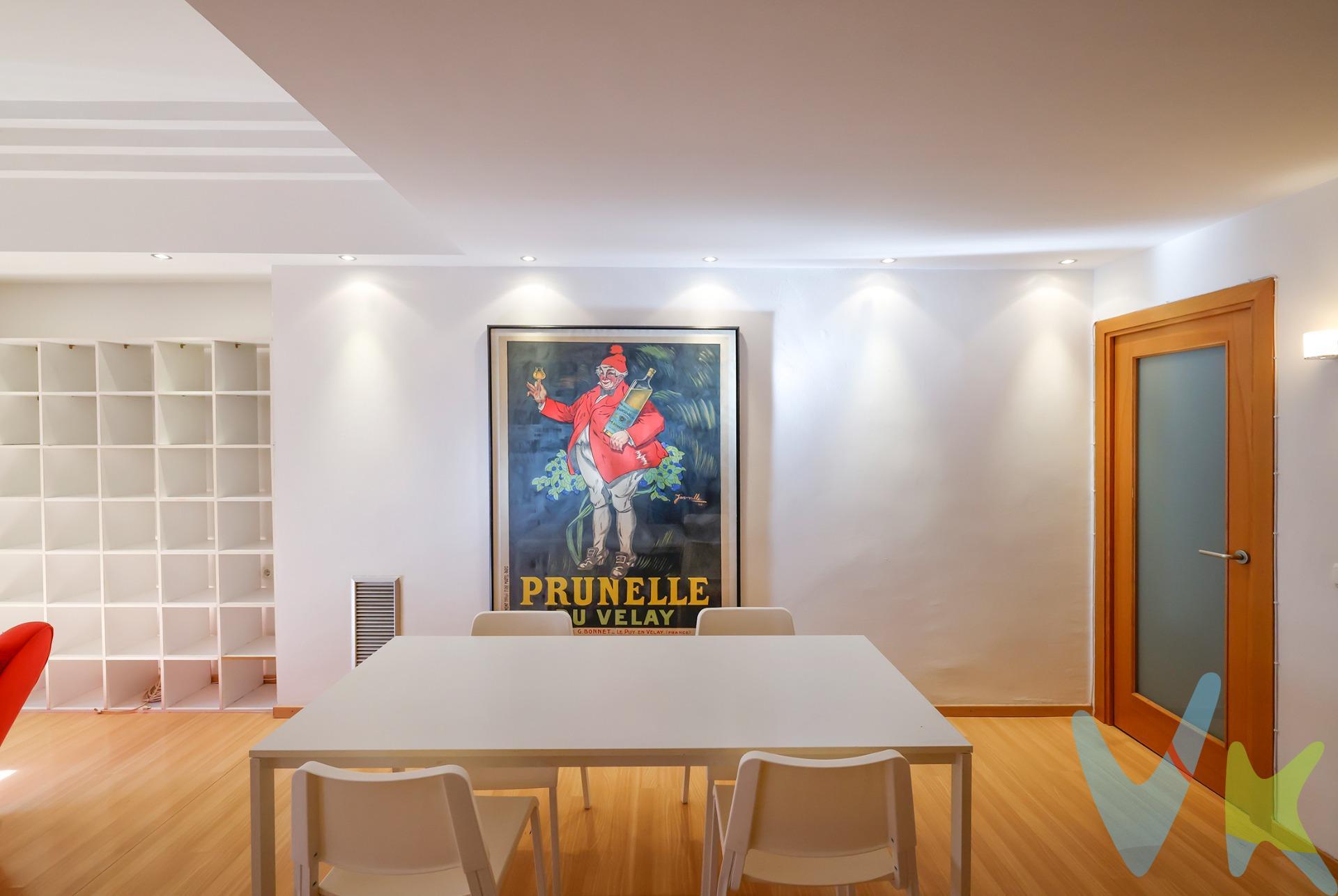 📍C/ Conde Aranda 112, junto a la Plaza de Toros. En este edificio encontrarás un piso diferente, si buscas algo especial y reformado👉 Superficie útil de unos 95 m2, distribuidos en salón con cocina americana, 2 dormitorios dobles (uno con acceso a galería interior) y baño con ducha y bañera. 🔥 Calefacción bomba frío-calor y agua caliente por termo. Nos encanta 💖 por:. ✔ El edificio en el que se encuentra, catalogado como de interés ambiental. ✔ Su amplio salón de 45 m2 y la decoración inspirada en espacio y diseño. ✔  Su estupenda distribución, prácticamente sin pasillo, aprovechando los metros en todas las estancias. ✔ La posibilidad de sacar un tercer dormitorio. ✔ Lo ☀️luminoso, orientación sur. ✔ Y con trastero. Solicítanos una visita. Nota: 📝 Gastos de compra y honorarios de agencia no incluidos en el precio. 