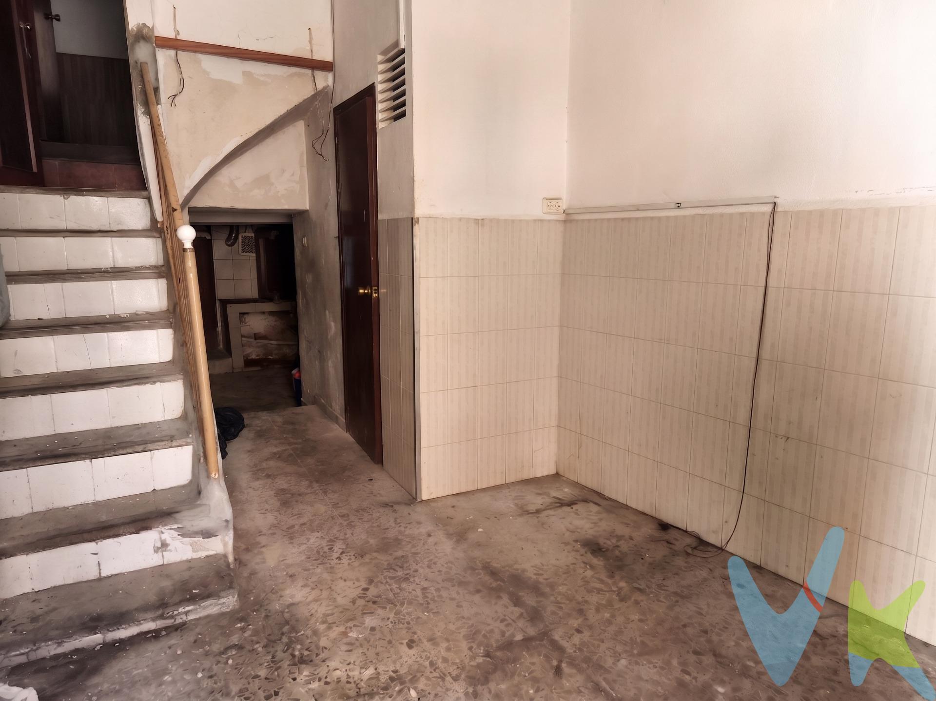 Oportunidad directa para inversores o particulares que buscan un proyecto de reforma integral. La vivienda está situada en pleno centro histórico de Onda, a solo 100 metros de la emblemática Plaza del Almudí. Distribución y características. La casa requiere una rehabilitación completa y se estructura en tres plantas distribuidas en varios niveles:. Cuenta con zona de comedor, cocina , un baño y un total de tres habitaciones distribuidas en las diferentes plantas. Extras: Incluye chimenea, balcón exterior y un patio interior, elemento clave para garantizar la entrada de luz natural y ventilación. La descripción del presente inmueble e imágenes tienen mero carácter informativo y en ningún caso carácter contractual, pudiendo ser modificados por la inmobiliaria comercializadora sin que ello implique responsabilidad alguna frente a tercerol. VENTA:. PVP 28.500€. Gastos e impuestos no incluidos en el precio. La compra conlleva impuestos y gastos de formalización para el comprador. A título orientativo se informa que en segundas transmisiones el ITP con carácter general en Valencia es del 9%, pudiendo existir otros tipos impositivos atendiendo a las circunstancias personales del comprador u otras circunstancias previstas legalmente. Base imponible del impuesto el mayor valor entre el precio de compraventa, la tasación o el valor de referencia catastral. En cuanto a los gastos de notaría y registro, en su caso, suelen oscilar aprox. entre 1,5% y 2,5% (aranceles variables según precio, n.o de copias y complejidad). El comprador elige notario. Si el comprador precisase de hipoteca: tasación, condiciones y costes bancarios serán según entidad elegida por el comprador, así como los gastos de gestoría, y cualesquiera otros gastos inherentes a la formalización de la compraventa que legalmente correspondan a la parte compradora, salvo pacto expreso en contrario con el vendedor. El consumidor tiene, conforme a la normativa vigente, a su disposición información y documentación adicional relativa al inmueble y condiciones de la compraventa, que podrá ser consultada en C/Joaquín Costa 4, bajo 46005 Valencia . Se informa al consumidor que la agencia actúa como intermediaria inmobiliaria en la operación, estando cualquier eventual compraventa y sus condiciones sujeta a la aceptación expresa del propietario-vendedor y a la posterior formalización del correspondiente contrato.