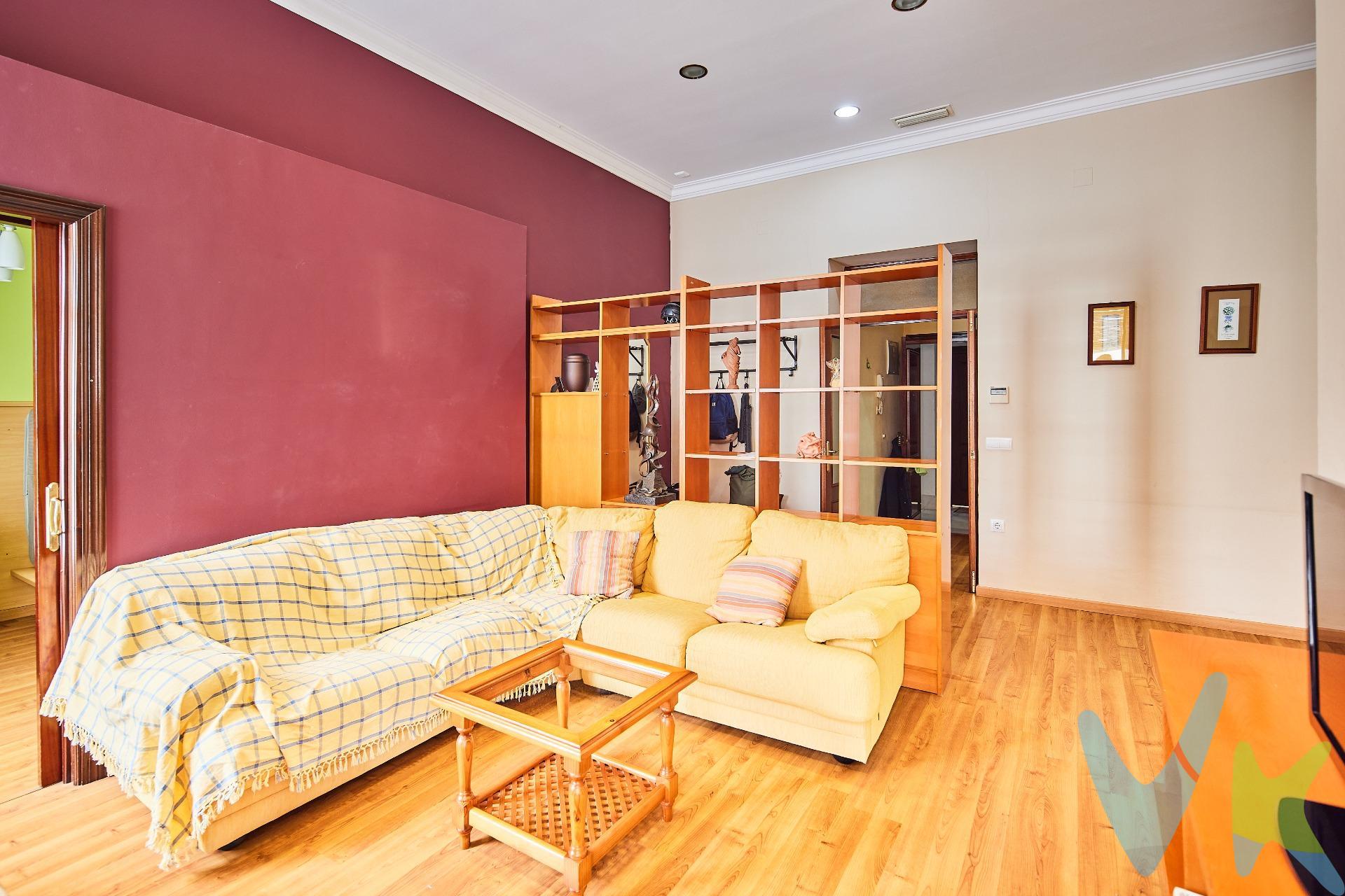 Descubre esta magnífica vivienda reformada y llena de luz natural, ubicada en un elegante edificio del siglo XIX con ascensor, situado en la prestigiosa calle San Francisco de Cádiz. Con una superficie construida de 120 m², este amplio piso cuenta con tres habitaciones dobles y dos baños completos que ofrecen comodidad para toda la familia. La habitación principal con el baño incorporado tipo suite. La vivienda tiene luminosidad durante todo el día al ser todas las dependencias exteriores. Además, dispone de aire acondicionado y calefacción central para su confort durante todo el año. Incluye también un trastero de unos 10m2 útiles ideal como oficina para teletrabajar o espacio adicional para almacenamiento ubicado en planta tercera con ventana propia. Su ubicación cercana a autobuses, centros comerciales, colegios y hospitales añade aún más valor a esta excepcional propiedad. Periodo de validez de la publicación 31/12/2026. Honorarios de agencia: 3% más IVA (21%) del precio de compraventa. Se hace constar que la agencia efectúa una labor de intermediación, y que las condiciones finales de la compraventa quedan sujetas a la aceptación expresa de la parte vendedora y formalización del contrato de compraventa. Gastos aproximados de comprador en concepto de Aranceles notariales y Registro de la Propiedad: 900 € - 1.500 €, variables según operación (Real Decreto 1426/1989 y Real Decreto 1427/1989). Operación sujeta a I.T.P. (7%) (Ley 5/2021, de 20 de octubre, de Tributos Cedidos de la Comunidad Autónoma de Andalucía). *Estimación tipos generales de gastos de compra según ley. Todos los porcentajes son aplicables sobre precio de compraventa del inmueble o valor de referencia catastral. Gastos particulares de financiación por cuenta de comprador no incluidos. Consulte con nosotros si tiene bonificaciones en su caso concreto, estaremos encantados de asesorarle con todo detalle. . 
