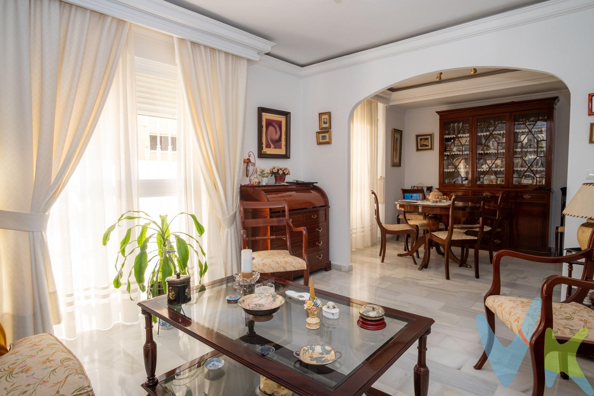 Presentamos esta impresionante propiedad ubicada en el emblemático barrio de La Laguna, Cádiz. Este acogedor piso cuenta con una superficie construida de 98 m² y útil de 90 m², ofreciendo un entorno ideal para disfrutar del confort y la tranquilidad que brinda su ubicación. Con orientación suroeste, los espacios son luminosos durante todo el día. Dispone de tres habitaciones; una doble y dos sencillas que se adaptan perfectamente a las necesidades familiares o como espacio adicional para invitados. Además, cuenta con dos baños completos bien distribuidos y funcionales. Es una primera planta , el ascensor no lo necesita coger pues es como un bajo alto, pero existe una silla elevadora si fuera necesario. La conservación del inmueble es excelente lo cual permite habitarla desde ya sin necesidad inmediata de reformas. Uno de sus mayores atractivos es ser totalmente exterior lo que garantiza  iluminación natural constante en todas las estancias. Este magnífico piso está disponible , presentándose como una inversión sólida tanto si buscas tu hogar definitivo como una segunda residencia, para que puedas disfrutar tanto de su clima como de su gastronomia. OPERACION SUJETA A ITP TIPO GENERAL 7% RESPECTO PRECIO, EN CASO ESPECIALES SE PUEDE VER REDUCIDO AL 6% O 3,5% EN VIRTUD DE LA LEY 5/2021 DE 20 DE OCTUBRE DE TRIBUTOS CEDIDOS DE LA COMUNIDAD AUTONOMA DE ANDALUCIA. EL COMPRADOR EN CASO DE QUERER ADQUIRIR LA VIVIENDA A TRAVES DE LA AGENCIA DEBERA ABONAR A ESTA UNOS HONORARIOS QUE ASCIENDE AL 3% DEL PRECIO DE LA COMPRAVENTA MAS IVA DEL 21%. LOS GASTOS APROXIMADOS DE NOTARIA Y REGISTRO SE CIFRAN EN 1500€, EL IMPORTE EXACTO DEPENDERA DEL PRECIO FINAL DE LA COMPRAVENTA, NUMERO DE COPIAS DE LA ESCRITURA, NUMERO DE PAGINAS DE LAS ESCRITURA, COMPLEJIDAD, ETC. EN VIRTUD DE LO DISPUESTO EN EL ANEXO I DEL REAL DECRETO 1426/1989  (ARANCEL DE NOTARIA) Y ANEXO I DEL REAL DECRETO 1427/1989 POR EL QUE SE APRUEBA EL ARANCEL DE LOS REGISTRADORES DE LA PROPIEDAD. EN CASO DE NECESIDAD DE FINANCIACION BANCARIA PARA LA COMPRA, LOS GASTOS DE LA MISMA DEBERAN SER OBTENIDOS DE LA ENTIDAD BANCARIA QUE VAYA A FINANCIAR LA OPERACION. SE HACE CONSTAR QUE LA AGENCIA EFECTUA UNA LABOR DE INTERMEDIACION, Y QUE LAS CONDICIONES FINALES DE LA COMPRAVENTA QUEDAN SUJETAS A LA ACPEPTACION EXPRESA DE LA PARTE VENDEDORA Y A LA ULTERIOR FORMALIZACION DEL CONTRATO. 