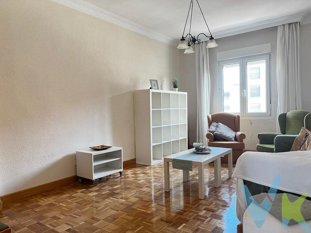 A un paso del centro de Pamplona, en una de las zonas más cotizadas y demandadas de la ciudad, se encuentra esta magnífica segunda altura completamente exterior. Gracias a su doble orientación, la vivienda destaca por su excepcional luminosidad natural durante todo el día. El edificio ofrece total tranquilidad y comodidad, ya que el portal está recientemente reformado y cuenta con un ascensor completamente nuevo a cota cero.
La vivienda cuenta con 89 metros cuadrados útiles aprovechados al máximo gracias a una excelente distribución sin metros perdidos. Dispone de un amplio salón-comedor ideal para el día a día y una cocina de gran tamaño, totalmente amueblada y equipada con electrodomésticos. La zona de descanso se compone de tres dormitorios exteriores llenos de luz, y un baño completo con bañera que se beneficia de una valiosa ventana exterior para una perfecta ventilación.
El inmueble está equipado con ventanas de PVC oscilobatientes de alta calidad, que garantizan un óptimo aislamiento térmico y acústico, y cuenta con calefacción individual para gestionar el consumo de forma eficiente. Además, los gastos de comunidad son muy bajos, lo que supone un gran ahorro mensual. El aparcamiento en la zona está regulado por el sistema de estacionamiento limitado, permitiendo a los residentes aparcar cómodamente en el barrio obteniendo la tarjeta de residente.
Por su ubicación premium con todos los servicios a pie de calle, sus características y su mínimo coste de mantenimiento, es una opción perfecta tanto para familias que buscan su hogar definitivo como para inversores que desean una alta rentabilidad asegurada en el corazón de Pamplona.
 
Si quieres vivir en el centro de Pamplona, esta tu oportunidad!!   Contacta para concertar tu visita.
 
Datos meramente informativos, sin valor contractual.   El PVP indicado no incluye impuestos (régimen general del ITP (Impuesto de Transmisiones Patrimoniales) es el 6% sobre el precio de compra) ni gastos de transmisión (notaría, registro, AJD (Actos Jurídicos Documentados), que suma aproximadamente un 2% sobre el precio de compra). Honorarios de la agencia a cargo del vendedor. NO SE COBRA HONORARIOS AL COMPRADOR.
 