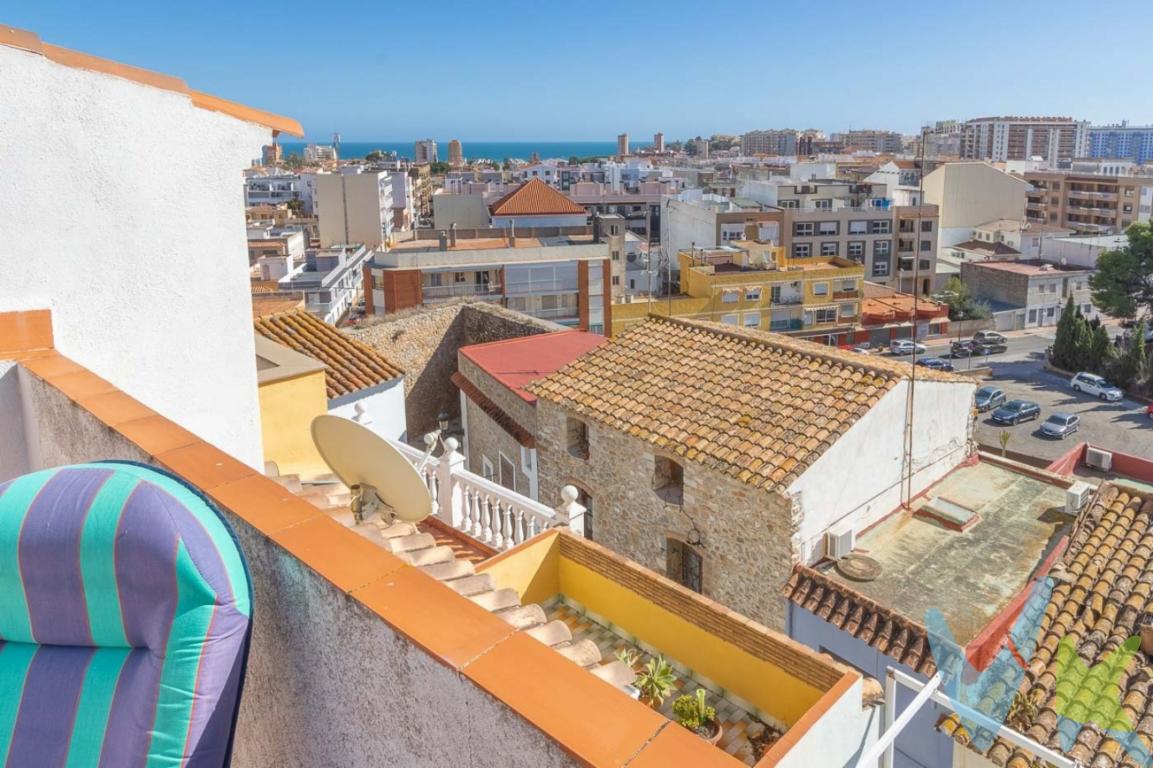 Magnifica casa ubicada en un precioso entorno en pleno corazón del Casco Urbano en Oropesa del Mar, se trata de una vivienda totalmente reformada con excelentes calidades y acabados sin perder el encanto de su origen a la que no le falta un detalle para darte todo el confort y la tranquilad que estas buscando.Distribuida en 3 plantas y preparada para alojar cómodamente a una gran familia. Estancias amplias y muy luminosas. Rodeada de todos los servicios que ne necesitan para vivir todo el año y en un entorno privilegiado si eres un enamorado de las casa de época.. . Ademas esta vivienda cuenta con un amplio trastero donde guardar bicicletas o accesorios de deporte y playa!(independiente de la vivienda en parte trasera). Ven a visitarla y quedaras enamorado de la casa y su entorno, ya que a tan solo 900 metros te encuentras con la bonita playa de la Concha , sus calas y su ruta de vía verde, donde disfrutar del paseo caminando o en bicicleta!!. No pierdas esta oportunidad ahora disponible para ti, NO TENEMOS OTRA IGUAL!!!.Agencia inmobiliaria en Oropesa del mar si quieres comprar o vender casas pisos o locales en la comunidad Valenciana con oficina en Oropesa del Mar, Castellón..Para mayor seguridad en la compraventa, todas nuestras viviendas poseen FICHA DE CERTIFICACIÓN DE INMUEBLES registrada por la Asociación de Inmobiliarias de la Comunidad Valenciana ASICVAL. Antes de comprar o de entregar las arras, pida el Certificado de la vivienda para estar seguro y tranquilo sobre la situación legal, urbanística y de cargas de la misma..Los impuestos, gastos de notaría, registro y honorarios de agencia no están incluidos en el precio de venta..