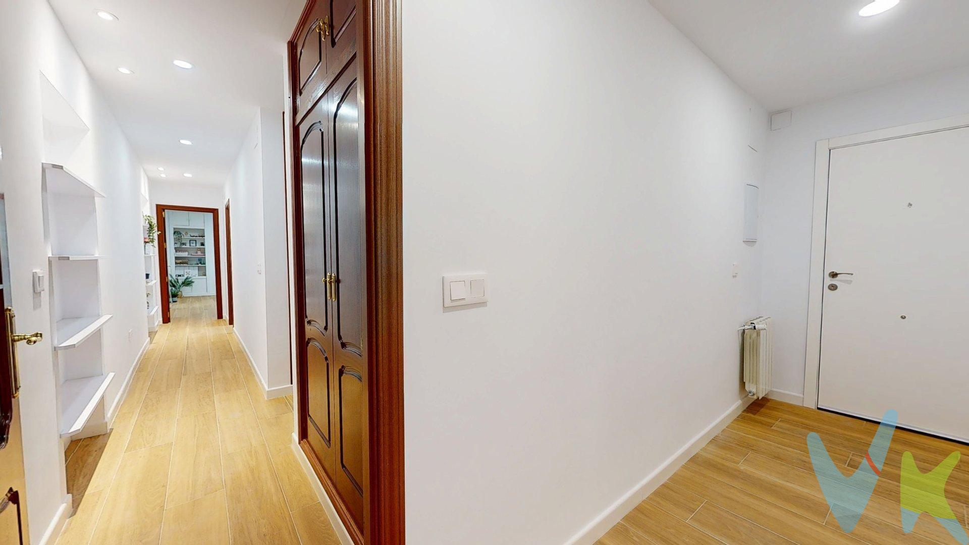 Presentamos esta magnífica vivienda situada en Conde de Vallellano, rodeada de todo tipo de servicios, con excelentes comunicaciones y a escasos minutos del centro de Córdoba. La vivienda, con 152 m² construidos, ha sido reformada con excelentes calidades, ofreciendo un hogar listo para entrar a vivir. Entre sus prestaciones destaca la carpintería exterior de PVC con rotura de puente térmico, que proporciona un excelente aislamiento térmico y acústico, mejorando el confort y la eficiencia energética de la vivienda. Su distribución ha sido diseñada para ofrecer amplitud y funcionalidad. Al acceder nos recibe un amplio hall de entrada que da paso a un pasillo distribuidor. En esta primera zona encontramos un espacioso dormitorio exterior y un baño completo equipado con placa de ducha. A continuación, accedemos a una magnífica cocina office, completamente nueva, con espacio suficiente para disfrutar de la vida diaria gracias a su amplitud. El pasillo conduce a un amplio y luminoso salón, desde el que se accede a una agradable terraza con magníficas vistas al Parque de Conde de Vallellano, un espacio ideal para relajarse y disfrutar del entorno. Desde el salón accedemos a la zona de descanso, donde un segundo distribuidor da acceso a un baño completo con placa de ducha y a dos amplios dormitorios, todos ellos muy luminosos y con una excelente sensación de amplitud. Como valor añadido, a la vivienda le corresponde, como elemento común anejo e inseparable de la propiedad, el uso y disfrute de una parte indivisa de las plazas de garaje situadas en la planta sótano del mismo edificio, aportando un importante valor y comodidad para el día a día. No deje escapar esta magnífica oportunidad de adquirir una vivienda exclusiva en una de las mejores zonas de Córdoba. Si busca amplitud, calidad, ubicación y comodidad, esta vivienda reúne todas las características para convertirse en su nuevo hogar. Solicite más información y concertaremos una visita. Cláusula de Transparencia y Desglose de Gastos (Ley 10/2025). en cumplimiento de las obligaciones de información previstas en la Ley 10/2025, de 28 de diciembre, de servicios de atención a la clientela y transparencia, así como en la normativa sectorial vigente, el precio indicado no incluye los gastos e impuestos inherentes a la adquisición, los cuales se desglosan estimados o con posibilidad de calcularlos a continuación; los gastos más ajustados serán dados en el D.I.A. en la visita a inmuebles, o antes. *Gastos de Notaría: La Minuta se calculará según al arancel notarial oficial: Anexo I, del Real Decreto 1426/1989, de 17 de noviembre. Enlace: https://notariared.com/calculadora-gastos-compra-vivienda/. *Gastos de Registro de la Propiedad: La inscripción se facturará según el arancel oficial: ANEXO I, del Real Decreto 1427/1989, de 17 de noviembre. Igual enlace anterior . *Gastos de Gestión (Gestoría): Los honorarios por la tramitación administrativa, liquidación de impuestos e inscripción registral ascienden de forma estimativa a [363 € aprox.] (IVA incluido), aunque depende de cada caso, y su dificultad. *Honorarios Agencia del Vendedor: incluidos en el PVP. *Honorarios Agencia del comprador: La agencia prestará los servicios de información, asesoramiento y acompañamiento previstos en el Encargo de Servicios y en el D.I.A. Si solicita servicios adicionales o personalizados, sus honorarios serán informados previamente, de forma individualizada y por escrito, conforme a la libertad de pactos y a la normativa vigente. siendo el conste para este inmueble del 2 % mas el 21 % de IVA del precio final de venta. *Si necesita Financiación, su banco le informará. *Impuesto sobre Transmisiones Patrimoniales (ITP): Se aplicará el tipo impositivo vigente en Andalucía (generalmente el 7%, sin perjuicio de tipos reducidos del 6%. 3,5%,  etc,  aplicables según las circunstancias personales del comprador o las caracte