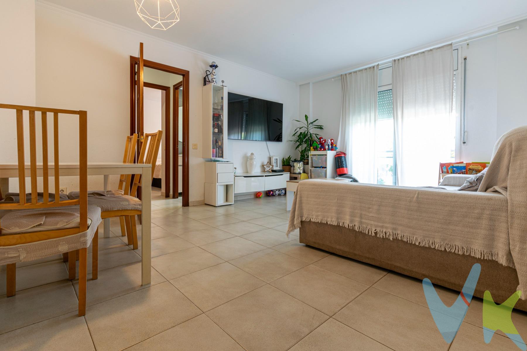¿Buscas una inversión inmobiliaria sólida, sin riesgos y con rentabilidad garantizada desde el primer día? . Presentamos este excelente piso en Les Roquetes (Sant Pere de Ribes), una propiedad ideal para inversores que buscan un activo consolidado. La Propiedad:. Ubicado en una finca del año 1998 con ascensor, este primer piso destaca por su excelente estado y luminosidad. Con 82 m² construidos, la vivienda ofrece una distribución eficiente:. -Zona de día: Recibidor de entrada que da paso a una cocina amplia con lavadero independiente y a un salón-comedor muy luminoso con salida a un balcón exterior. -Zona de noche: Accedemos a través del salón a tres dormitorios (uno doble y dos individuales de gran tamaño), junto a un baño completo con bañera. Calidades: Toda la vivienda es exterior. Dispone de cerramientos de aluminio, calefacción por radiadores de gas natural y split de aire acondicionado para un máximo confort. Situación contractual (Rentabilidad inmediata):. El inmueble se vende con inquilinos solventes y un contrato vigente hasta el año 2029. Actualmente generan una renta mensual, asegurando un flujo de caja constante desde el momento de la escritura. Es la oportunidad perfecta para añadir a tu cartera un activo con rentabilidad demostrable, buena ubicación y sin los quebraderos de cabeza de buscar inquilinos. ¿Quieres conocer los números detallados de esta operación? Contáctanos y te facilitaremos toda la información. ________________________________________________________________. • Localització: Les Roquetes de Sant Pere de Ribes. • Estat de l'immoble: En Bon estat. • Estat d'ocupació de l'habitatge: Llogat- Contracte fins 2029. • Superfície útil: 72 m² / Superfície construïda: 82 m². • Cèdula d'habitabilitat: Vigent. • Certificat d'eficiència energètica: Codi SQHFH8LF4 · Consum 288 · Emissions 60. • ITE- Inspección tecnica del edificio: No s'aplica per l'antiguitat de l'edifici. • Preu Venda al Públic: 195.000 €. • ITP: Tipus vigent (10% tipus general / 5% reduït segons perfil) · Import aproximat: 19.500 € (preu de venda x 10%). • Despeses notarials: Segons aranzel notarial (aprox. 1.000 €). • Despeses registrals: Segons aranzel registral (aprox. 1.000 €). • Gestoria: Aprox. 500 € + IVA. • Total aproximat despeses de compravenda: 22.000 € (ITP + aprox. 2.500 €). • Honoraris d'agència: A càrrec exclusiu del venedor. • Càrregues i gravàmens: Lliure de Càrregues. • Estat d'ocupació: Lliure. • Règim de protecció oficial: Lliure. • Condició de gran tenidor del propietari: No Gran Tenidor. • Núm. Registre AICAT: 6768 · Núm. API: 3387. El mobiliari, equipament, decoració i analegs, de les fotografies i videos no està inclòs en el preu · Superfícies obtingudes de documents oficials. 