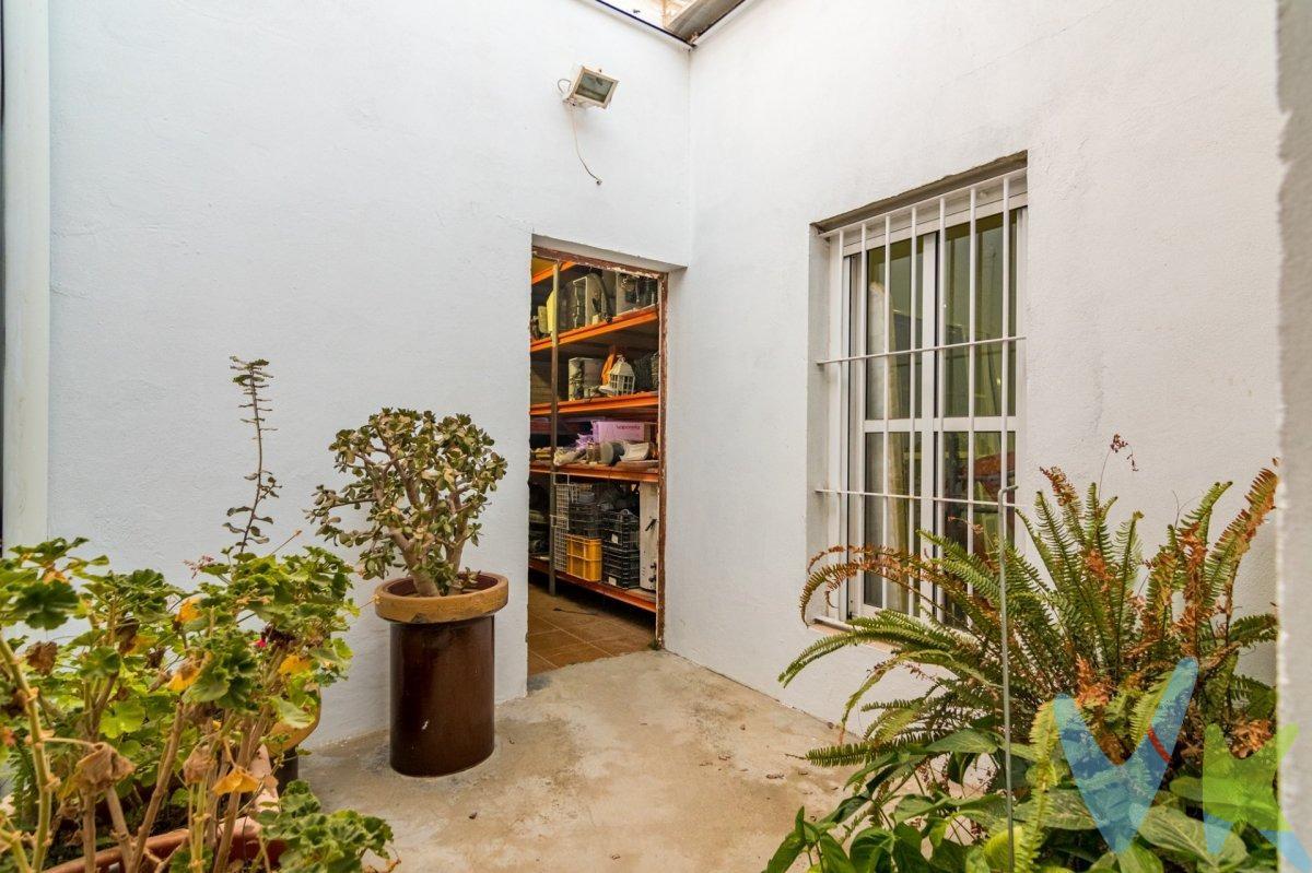 ¡Bienvenido al sueño de todo artesano! Esta impresionante propiedad combina lo mejor del hogar y el espacio laboral. Con una amplia nave industrial completamente equipada, este majestuoso chalet-nave es perfecto para carpinteros, herreros u otros oficios manuales que buscan trabajar desde casa sin comprometer su privacidad. La acogedora casa ofrece todas las comodidades necesarias para disfrutar del máximo confort familiar; ¡No tendrás que sacrificar nada por tenerlo todo! Con entradas independientes a cada área, podrás mantener separados los espacios según tus deseos y asegurarte la tranquilidad mientras trabajas o descansas. Además, tienes suministros eléctricos independientes con acceso trifásico a 380V dentro de la propia navegación te permitirá manejar tu negocio como siempre has querido hacerlo sin limitaciones insuficientes. 🏡🔨✨. Comercializamos este inmueble en exclusiva, lo que le garantiza el acceso a toda la información y un servicio de calidad. En cumplimiento del Decreto de la Junta de Andalucía 218/2005 del 11 de Octubre, se informa al cliente que los gastos notariales, registrales, ITP y otros gastos inherentes a la compraventa no están incluidos en el precio. Igualmente disponemos del Documento Informativo Abreviado de la Propiedad (D.I.A) , y de un Seguro de Caución para garantizar las cantidades entregadas a nuestra Agencia en concepto de Reserva y/o Arras.