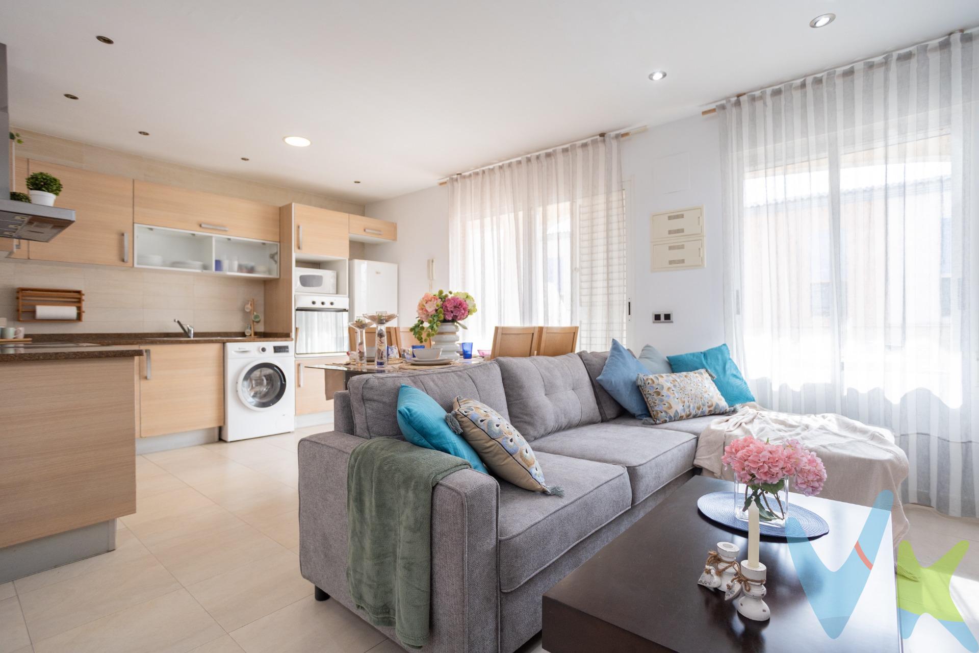 Adosado tipo dúplex a 150 metros del mar – Un entorno ideal para vivir todo el año. Se ofrece en venta este encantador adosado tipo dúplex con una superficie de 80 m², ubicado en una de las ZONAS MÁS AGRADABLES Y DEMANDAS DE LA COSTA, a tan solo 150 metros del mar. Rodeado de villas y adosados habitados durante todo el año, este inmueble se encuentra en un enclave perfecto para quienes buscan CALIDAD DE VIDA, TRANQUILIDAD Y COMODIDAD sin renunciar a los servicios cercanos. La propiedad se sitúa en un entorno privilegiado, BIEN COMUNICADO y próximo a importantes núcleos como Caón y el Grao de Castellón, lo que garantiza fácil acceso a todo tipo de servicios, comercios y transporte. Además, en las inmediaciones encontrarás una amplia oferta de ocio con parques, zonas deportivas, cafeterías y restaurantes que hacen de este lugar una excelente elección tanto como residencia habitual como para disfrutar de escapadas junto al mar. Detrás del edificio hay un amplio estacionamiento público para que pueda aparcar con comodidad. Una oportunidad única para vivir cerca del Mediterráneo, en una zona tranquila y con ambiente residencial consolidado. ¡No dejes pasar esta oportunidad y ven a descubrir tu nuevo hogar junto al mar! 🏡✨. La descripción y los datos del presente inmueble tienen carácter meramente informativo y en ningún caso contractual. En el precio de la vivienda no están incluidos los honorarios de agencia, gastos de compraventa y/o financiación. Por mandato expreso del propietario, comercializamos este inmueble en exclusiva compartida, lo que garantiza un servicio de calidad, un trato fácil y personalizado, una gran difusión en nuestras redes compartidas y sin interferencias de terceros. Por este motivo se ruega no molestar al propietario, a los ocupantes de la propiedad, a los vecinos o conserjes del edificio si los hubiera. Si eres una agencia, llámanos colaboraremos contigo. . Muchas gracias. 