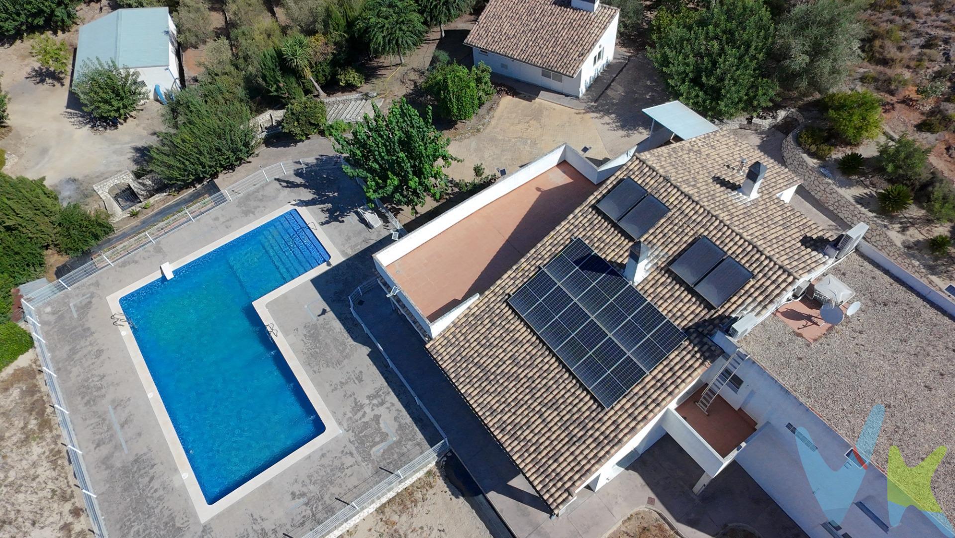 Hay casas que se eligen tanto por la calidad de su construcción como por las sensaciones que transmiten al cruzar la puerta. Esta propiedad lo reúne absolutamente todo. Ubicada en la tranquilidad de la Partida Bolvens, esta villa de 515 m2 construidos está diseñada para ofrecer una vida cómoda, privada y llena de luz, manteniendo colegios, supermercados y todos los servicios de Xàtiva a solo unos minutos. Arquitectura luminosa: Fachada orientada para aprovechar la luz natural de la mañana a la noche, con techos altos y ventanales que integran las vistas despejadas a la sierra en el día a día. Sótano con luz natural: Un espacio polivalente y versátil con hueco para todo. Ideal para montar tu propio gimnasio, zona de ocio, taller creativo, despacho o almacenamiento sin restar espacio a la vivienda. 4 habitaciones dobles y 4 baños completos: Espacios amplios y bien distribuidos que aseguran que cada miembro de la familia disfrute de su propio refugio de descanso. Climatización perfecta: Suelo radiante que te recibe cálido en invierno, combinado con aire acondicionado y calefacción central para mantener la temperatura ideal siempre. El corazón del hogar: Cocina americana abierta al salón, perfecta para compartir el café de la mañana o alargar las sobremesas sin prisa. Paellero/barbacoa cerrado independiente: Diseñado para organizar reuniones familiares y asados los fines de semana en cualquier época del año, haga el tiempo que haga. Piscina privada rodeada de solárium para darte un chapuzón cuando quieras, con total intimidad y sin miradas ajenas. 6.810 m2 de parcela vallada: Un gran espacio exterior con zona de huerto privado para conectar con la naturaleza y cultivar tus propios productos. Mantenimiento sin esfuerzo: Sistema de riego automático instalado para que el jardín se mantenga solo. Eficiencia y seguridad: Placas solares para agua caliente sanitaria, puerta blindada, alarma, doble garaje, trastero y galería. Una vivienda completa, cómoda y eficiente donde de verdad apetece construir tu día a día. ¿Quieres sentir en persona todo lo que ofrece esta casa? Contacta para organizar una visita privada. VENTA:. PVP 680.000€. Gastos e impuestos no incluidos en el precio. La compra conlleva impuestos y gastos de formalización para el comprador. A título orientativo se informa que en segundas transmisiones el ITP con carácter general en Valencia es del 9%, pudiendo existir otros tipos impositivos atendiendo a las circunstancias personales del comprador u otras circunstancias previstas legalmente. Base imponible del impuesto el mayor valor entre el precio de compraventa, la tasación o el valor de referencia catastral. En cuanto a los gastos de notaría y registro, en su caso, suelen oscilar aprox. entre 1,5% y 2,5% (aranceles variables según precio, n.º de copias y complejidad). El comprador elige notario. Si el comprador precisase de hipoteca: tasación, condiciones y costes bancarios serán según entidad elegida por el comprador, así como los gastos de gestoría, y cualesquiera otros gastos inherentes a la formalización de la compraventa que legalmente correspondan a la parte compradora, salvo pacto expreso en contrario con el vendedor. El consumidor tiene, conforme a la normativa vigente, a su disposición información y documentación adicional relativa al inmueble y condiciones de la compraventa, que podrá ser consultada en C/Joaquín Costa 4, bajo 46005 Valencia o urbe2@remax.es. Honorarios de mediación inmobiliaria a cargo del COMPRADOR: (3% del precio final de venta más IVA (21%), salvo otro pacto.); y de VENDEDOR (según acuerdo con el mismo). Se informa al consumidor que la agencia actúa como intermediaria inmobiliaria en la operación, estando cualquier eventual compraventa y sus condiciones sujeta a la aceptación expresa del propietario-vendedor y a la posterior formalización del correspondiente contrato.