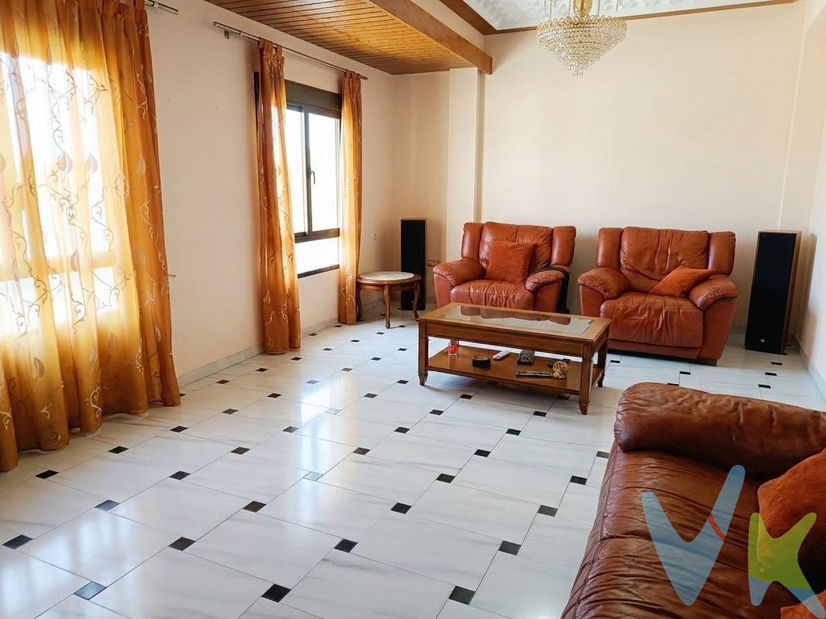 ¿Buscas espacio, comodidad y la mejor terraza de la ciudad? Esta casa en la calle Censals te ofrece la combinación perfecta entre funcionalidad y un estilo de. vida social inigualable. Planta Baja: Mucho más que un garaje (85 m²). La planta baja cuenta con un amplio garaje de 85 metros cuadrados, ideal no solo para vehículos, sino como zona de almacenaje o taller. Extra de almacenamiento: Incluye un práctico altillo que permite organizar todo sin restar espacio de aparcamiento. Planta Primera: Hogar acogedor y luminoso (115 m²). Subiendo a la zona de vivienda, encontramos una distribución pensada para el aprovechamiento de la luz:. Salón-comedor amplio y acogedor. Cocina independiente con acceso directo a una cómoda galería. 2 Dormitorios espaciosos. Salita adicional: Un rincón versátil perfecto para despacho, cuarto de juegos o zona de lectura. Planta Superior: El Oasis Urbano. El verdadero tesoro de esta casa se encuentra en la parte superior:. Buhardilla: Un espacio con encanto que puede servir como trastero o zona de descanso, ocio y reunión con amigos y familiares. Terraza Cubierta: Un espacio diseñado para disfrutar los 365 días del año. Es el lugar ideal para organizar barbacoas con amigos, cenas al aire libre o simplemente relajarse. Vistas privilegiadas: Disfruta de los mejores atardeceres de Carcaixent desde la privacidad de tu propio hogar. Ubicación: Calle Censals, Carcaixent. Una zona tranquila pero conectada, perfecta para quienes buscan la independencia de una casa propia sin renunciar a. la cercanía de los servicios. ¡No dejes pasar esta oportunidad! Casas con este metraje de garaje y una terraza de este calibre no suelen durar mucho en el mercado. PVP 179.999€. Gastos e impuestos no incluidos en el precio. La compra conlleva impuestos y gastos de formalización para el comprador. A título orientativo se informa que en segundas transmisiones el ITP con carácter general en  Valencia es del 9%, pudiendo existir otros tipos impositivos atendiendo a las circunstancias  personales del comprador u otras circunstancias previstas legalmente. Base imponible del impuesto el mayor valor entre el precio de compraventa, la tasación o el valor de referencia catastral. En cuanto a los gastos de notaría y registro, en su caso,  suelen oscilar aprox; entre 1,5% y 2,5% (aranceles variables según precio, n.º de copias y complejidad). El comprador elige notario. Si el comprador precisase de hipoteca: tasación, condiciones y costes bancarios serán según entidad elegida por el comprador, así como los gastos de gestoría, y cualesquiera otros gastos inherentes a la formalización de la compraventa que legalmente correspondan a la parte compradora, salvo pacto expreso en contrario con el vendedor. El consumidor tiene, conforme a la normativa vigente, a su disposición información y documentación adicional relativa al inmueble y condiciones de la compraventa, que podrá ser consultada en C/Joaquín Costa 4, bajo 46005 Valencia o urbe2@remax.es. Honorarios de mediación inmobiliaria a cargo del  COMPRADOR: (3% del precio final de venta más IVA (21%), salvo otro pacto.); y de VENDEDOR (según acuerdo con el mismo). Se informa al consumidor que la agencia actúa como intermediaria inmobiliaria en la operación, estando cualquier eventual compraventa y sus condiciones sujeta a la aceptación expresa del propietario-vendedor y a la posterior formalización del correspondiente contrato.