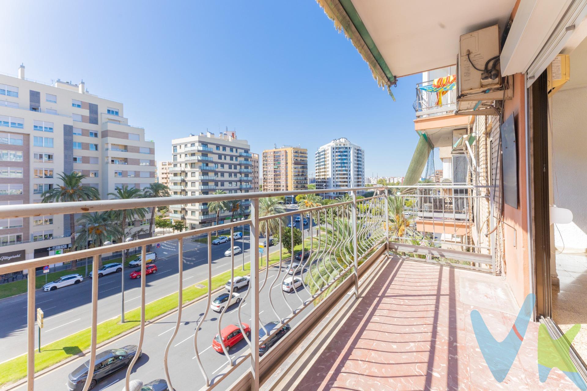 Se vende vivienda con una ubicación inmejorable, en la Avenida Ausiás March, en una finca con ascensor en perfecto estado. El piso se encuentra para reformar, lo que lo convierte en una excelente oportunidad de inversión para quienes buscan personalizar su nuevo hogar en una de las zonas con más proyección de Valencia. La vivienda está situada frente al Parc Central y con vistas a la icónica Pantera Rosa, a tan solo unos pasos del barrio de Ruzafa y muy cerca del centro de la ciudad. Una ubicación estratégica que combina la tranquilidad de vivir junto a zonas verdes con la cercanía a la vida cultural, comercial y gastronómica de Valencia. Principales virtudes del piso:. Finca con ascensor y en excelente estado de conservación. Vivienda luminosa y con gran potencial de reforma. 109 m2 en planta rectangular. Inmejorable localización: junto al Parque Central y a un paso de Ruzafa. Perfectamente comunicada con la estación de tren Joaquín Sorolla, el centro de Valencia y la salida sur de la ciudad. Zona con todos los servicios: transporte público, colegios, comercios, restauración y espacios verdes. . Gracias a su distribución y a la versatilidad del espacio, este piso ofrece muchísimas posibilidades de reforma, ya sea para crear un hogar moderno y acogedor o como inversión con alta rentabilidad en alquiler. Una vivienda con ubicación privilegiada, potencial de revalorización y todas las ventajas de vivir en el corazón de Valencia. La descripción y los datos del presente inmueble tienen carácter meramente informativo y en ningún caso contractual. En el precio de la vivienda no están incluidos los honorarios de agencia, gastos de compraventa y/o financiación. Por mandato expreso del propietario, comercializamos este inmueble en exclusiva compartida, lo que garantiza un servicio de calidad, un trato fácil y personalizado, una gran difusión en nuestras redes compartidas y sin interferencias de terceros. Por este motivo se ruega no molestar al propietario, a los ocupantes de la propiedad, a los vecinos o conserjes del edificio si los hubiera. Si eres una agencia, llámanos colaboraremos contigo. 📞 Contáctanos para más información o para concertar una visita.