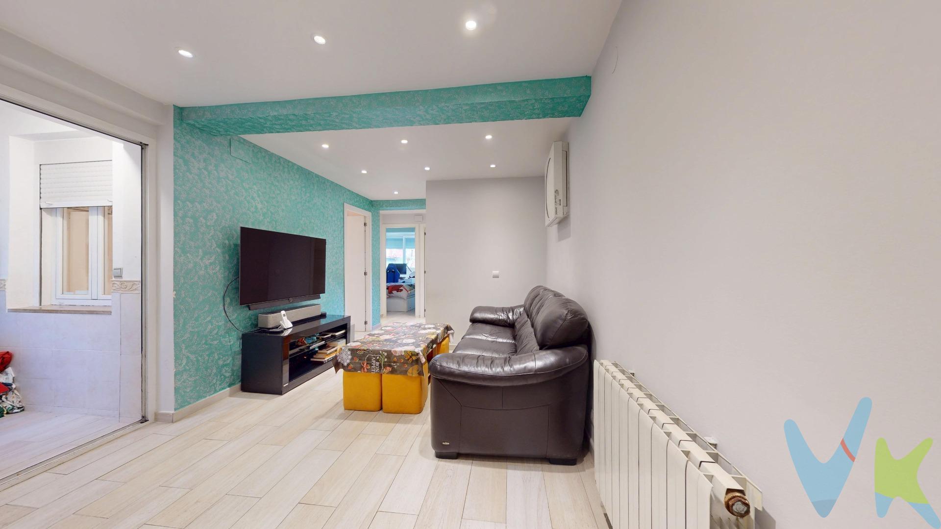 Vivienda reformada de 3 dormitorios, salón con cocina americana, tendedero y cuarto de baño. en la reforma le dierón más amplitud a la vivienda quitando la terraza y haciendo él salón con cocina americana. Las calidades son las siguientes, suelos de gres porcelánico, puertas interiores lacadas en blanco, puerta exterior blindada, ventanas de pvc y aluminio, aire acondicionado bomba frío y calor en él salón, armarios empotrados forrados en los 3 dormitorios, plato de ducha en él cuarto de baño, calefacción de gas natural individual. El edificio es del año 1968, tiene ascensor y accesibilidad para personas con movilidad reducida, consta de 4 plantas dividido en 2 escalareas y 4 vecinos por planta. Si quieres ganar en calidad de vida, tranquilidad y estar bien comunicado está es tu vivienda, no se lo piense más o perderá la gran oportunidad que estamos ofertando actualmente. El entorno cuenta con todo tipo de infraestructuras a nivel de transporte público, metro Alto Del Arenal línea 1 a 15 minutos de la Puerta Del Sol, varias líneas de autobuses, alguna de ellas en la misma puerta de salida del portal, nº144, 54, 58, 143, 103, 57 y 142, centro de salud Federica Montseny con todo tipo de especialistas y rehabilitación, colegios, guarderías, centros lúdicos y deportivos, biblioteca, entidades bancarias, farmacias, supermercados Cash Ecofamilia y Ahorramas, mercados de toda la vida en la zona, además de varios negocios relacionados con él sector textil y de la hostelería. En cumplimiento de lo dispuesto en el artículo 20 del Texto Refundido de la Ley General para la Defensa de los Consumidores y Usuarios, en su redacción vigente desde el 28 de diciembre de 2025, se informa expresamente de que el precio publicado no incluye los impuestos ni los gastos adicionales derivados de la compraventa, tales como el Impuesto de Transmisiones Patrimoniales o el IVA en su caso, Actos Jurídicos Documentados, aranceles notariales y registrales u otros gastos inherentes a la operación, los cuales se determinarán en función del precio final de cierre de la compraventa. El precio final ofertado respeta la normativa reguladora de precios que resulte aplicable. Asimismo, la presente operación devengará honorarios de intermediación profesional equivalentes, como máximo, al 3% del precio final de compraventa, más el IVA vigente, que serán abonados por la parte compradora. No se la juegue con la compra más importante de tu vida,  30 años en la zona nos avalan.