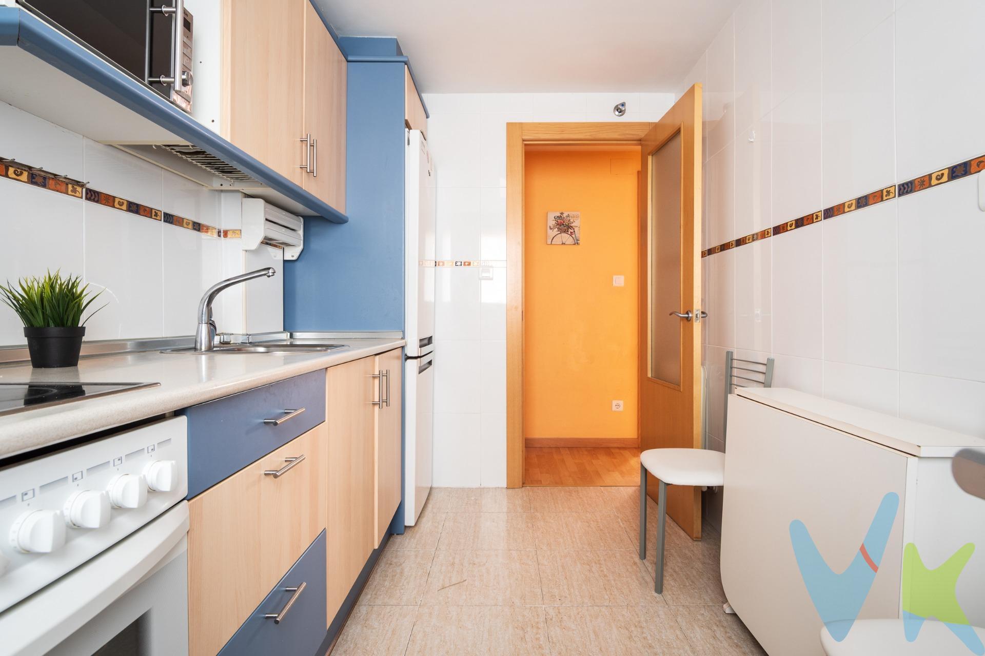 Vivienda seminueva del año 2005, de 2 dormitorios, un baño y trastero. En la calle Covadonga nos encontramos esta vivienda exterior con una excelente distribución que aprovecha al máximo el espacio. Al entrar, tenemos un recibidor dotado de un útil armario empotrado. A continuación, encontramos un luminoso y espacioso salón-comedor con grandes ventanales. La cocina es totalmente independiente y viene amueblada y equipada con electrodomésticos (vitrocerámica, horno, microondas, lavadora) tiene espacio para poner una mesa con sillas. Consta de dos dormitorios, el principal, con capacidad para cama doble y amplio mobiliario de almacenaje, y un segundo dormitorio que cuenta con su propio armario empotrado de suelo a techo. El baño es completo y funcional, equipado con plato de ducha con mampara, mueble de lavabo, inodoro y bidé. Ubicada en una segunda planta con ascensor a cota cero, la propiedad se encuentra en perfecto estado de conservación y se vende junto con un práctico trastero incluido en la finca. Gasto de comunidad 70€/mes. Entre sus calidades destacan los suelos de tarima flotante, ventanas de aluminio con cristal climalit para un excelente aislamiento térmico y acústico, y calefacción individual. Una vivienda muy completa, luminosa y lista para entrar a vivir o para destinar a inversión por su alta demanda de alquiler en la zona. Zona tranquila junto Vía Universitas, rodeada de pequeño comercio , paradas de autobús, y próxima al hospital Clínico de Zaragoza y universidad. ¡Ven a visitarla!. *El precio publicado no incluye gastos ni impuestos. A modo de orientación, para la compra de viviendas de segunda mano, correrán a cargo del comprador tanto el Impuesto sobre Transmisiones Patrimoniales (ITP) como los gastos derivados de Notaría y Registro. Respecto al ITP, el tipo general aplicable en Aragón es del 8% (*). Este cálculo se realiza tomando el importe más alto entre el precio de venta, el valor de tasación o el valor de referencia de Catastro. Si desea conocer más a fondo el funcionamiento, posibles bonificaciones y tipos de este impuesto, le recomendamos visitar la web oficial de la Agencia Tributaria Autonómica. Registro y Notaría: Estos gastos, también a cargo del comprador, se estiman entre 700€ y 1.000€, dependiendo de la complejidad de la escritura, el número de folios y el precio del inmueble. Son honorarios que están regulados por ley (Anexo I del RD 1426/1989 para notarías y Anexo I del RD 1427/1989 para registros).Gastos de financiación: En caso de requerir préstamo hipotecario, los costes de tasación, gestoría, comisiones bancarias y demás gastos vinculados correrán igualmente a cargo del comprador, según las condiciones pactadas con su entidad financiera. Tampoco se incluyen otros posibles tributos que la normativa asigne a la parte compradora. Honorarios profesionales: La presente operación está sujeta a doble mediación. Existen honorarios a cargo del comprador que, salvo pacto en contrario, no están incluidos en el precio de venta (PVP).Derechos del consumidor y condiciones del servicio: Cumpliendo con la normativa actual, cualquier usuario tiene derecho a solicitar más detalles y documentación sobre la vivienda, la operación o nuestros servicios de mediación acudiendo a nuestra oficina, o bien vía correo electrónico o telefónica. Nuestra agencia ejerce únicamente labores de mediadora; por tanto, la formalización final y las condiciones de la compraventa requerirán en todo caso la aceptación explícita de la parte vendedora. Toda la información de este anuncio se ofrece a título orientativo, notiene carácter vinculante y podría contener algún error o sufrir modificaciones por cambios fiscales, legales o de contrato. Más detalles, consulte nuestra página web.