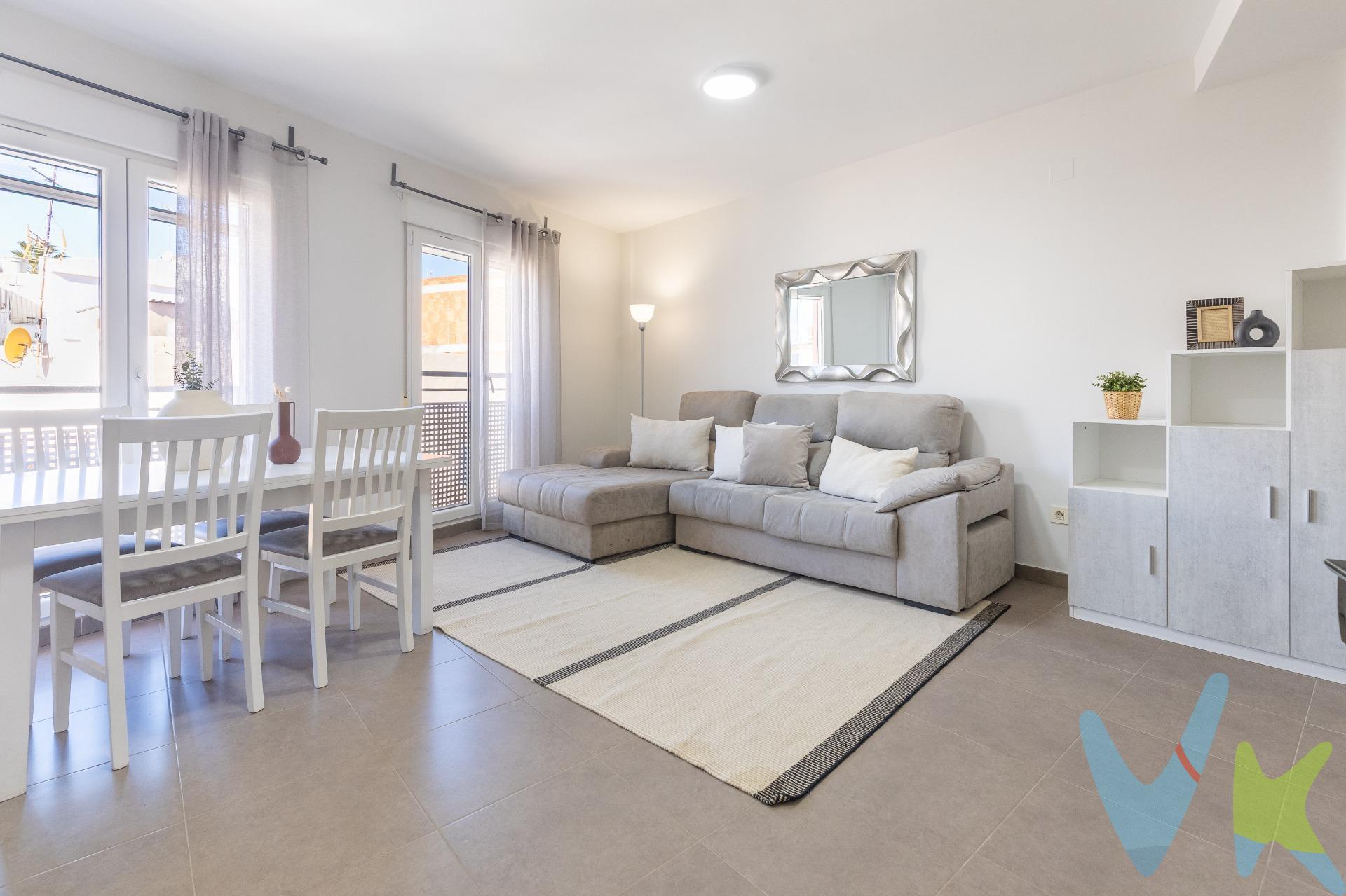 OPORTUNIDAD de compra, vivienda de VPO del año 2010, en LA POBLA LLARGA. Localidad tranquila y bien comunicada, con todos los servicios necesarios, SUPERMERCADOS, COLEGIOS, CENTRO DE SALUD, TREN. Vivienda amplia y luminosa. Cuenta con 147m2 CONSTRUIDOS y 101m2 UTILES. DISTRIBUCION:. COMEDOR AMPLIO con vistas a la calle, para disfrutar de luz natural durante todo el día. TRES HABITACIONES:. 1-HABITACION PRINCIPAL con BAÑO EN SUITE, amplia para poder tener un buen descanso. DOS HABITACIONES DOBLES y amplias, con espacio suficiente para cama de matrimonio y mobiliario completo. Todas las estancias son luminosas y versátiles, ideales tanto como dormitorios, despacho o habitación de juegos. CUARTO DE BAÑO EN PASILLO con DUCHA, amplio y moderno. GARAJE INCLUIDO. *VIVIENDA DE VPO, EL COMPRADOR DEBERÁ CUMPLIR CON LOS REQUISITOS MARCADOS POR GVA como demandante de vivienda, y se beneficiará de ventajas fiscales con el pago del ITP correspondiente*. **Por expreso deseo de los propietarios esta vivienda se comercializa en EXCLUSIVA, por lo que le garantiza un trato fácil, cómodo y sin interferencias. Rogamos no molesten a sus ocupantes o vecinos. Si usted es un profesional inmobiliario, no dude en llamarnos, estaremos encantados de colaborar en venta de este inmueble.**. **Honorarios de agencia, gestoría, notaría, registro e impuestos no incluidos. Anuncio no vinculante, puede contener errores**
