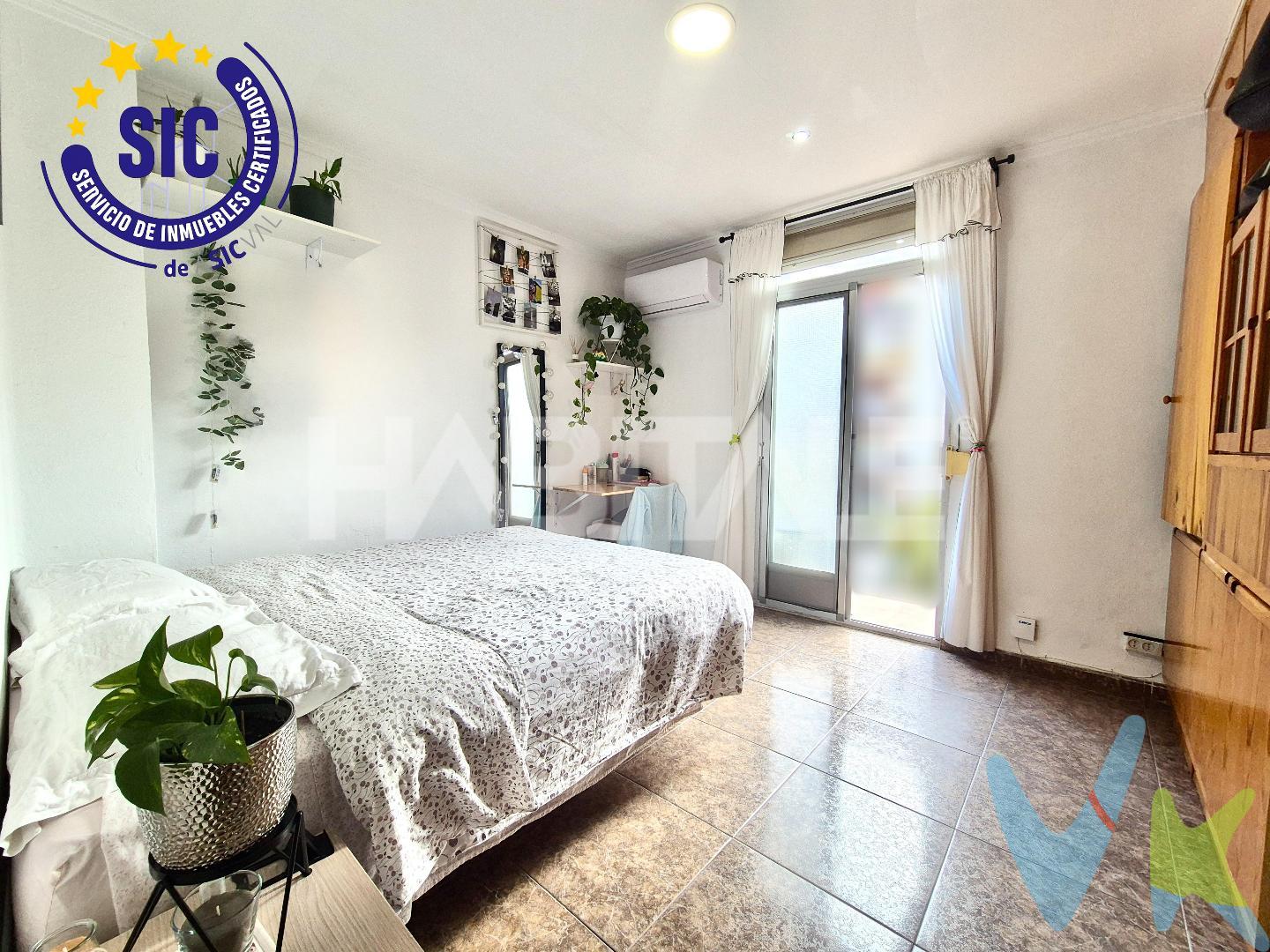 Habitale presenta esta vivienda con mucho potencial en plena Avenida del Puerto, una de las zonas con mayor demanda y proyección de Valencia. Sus principales ventajas son:

· Vivienda exterior con luz natural.
· Ubicación prime junto a la Avenida del Puerto.
· 4 dormitorios dobles (distribución actual para alquiler por habitaciones).
· Posibilidad de recuperar salón independiente en la habitación exterior.
· Cocina americana amplia y funcional.
· Baño completo + aseo.
· Aire acondicionado frío/calor en algunas estancias.
· Puerta blindada + trastero comunitario en planta baja. 

La vivienda ofrece 85 m² muy bien aprovechados, actualmente configurados para maximizar rentabilidad mediante alquiler por habitaciones. Dispone de cuatro dormitorios dobles, uno de ellos exterior con balcón y aire acondicionado, que puede convertirse nuevamente en salón si se desea recuperar una distribución tradicional.

La cocina americana actúa como núcleo social del inmueble, con espacio para zona de comedor. El baño completo con plato de ducha y el aseo independiente aportan funcionalidad al día a día.
Su ubicación en plena Avenida del Puerto garantiza movilidad, servicios, restauración y cercanía al mar, convirtiendo este activo en una opción muy atractiva tanto para uso propio como para inversión con alta demanda.

¡Te invitamos a visitarlo y valorar su potencial!

__________________
Por mandato expreso del propietario, comercializamos este inmueble en EXCLUSIVA, lo que le garantiza el acceso a toda la información, a un servicio de calidad, un trato fácil, sencillo y sin interferencias de terceros. Por este motivo, se ruega no molestar al propietario, a los ocupantes de la propiedad o a los vecinos. Muchas gracias por su comprensión.

La oferta está sujeta a cambios de precio o retirada del mercado sin previo aviso. Este anuncio en su conjunto, incluyendo textos, fotos, imágenes o cualquier otro contenido del mismo, no es vinculante dado que la información es ofrecida por terceros y puede contener errores. Se muestra a título informativo y no contractual. El precio anunciado no incluye los impuestos, ni los gastos como Notario, Registro de la Propiedad y honorarios de la agencia inmobiliaria.

Agentes de la Propiedad Inmobiliaria inscritos con número de registro RAICV 2880 y 4357, las operaciones están garantizadas con Seguro de Responsabilidad Civil y Seguro de Caución.