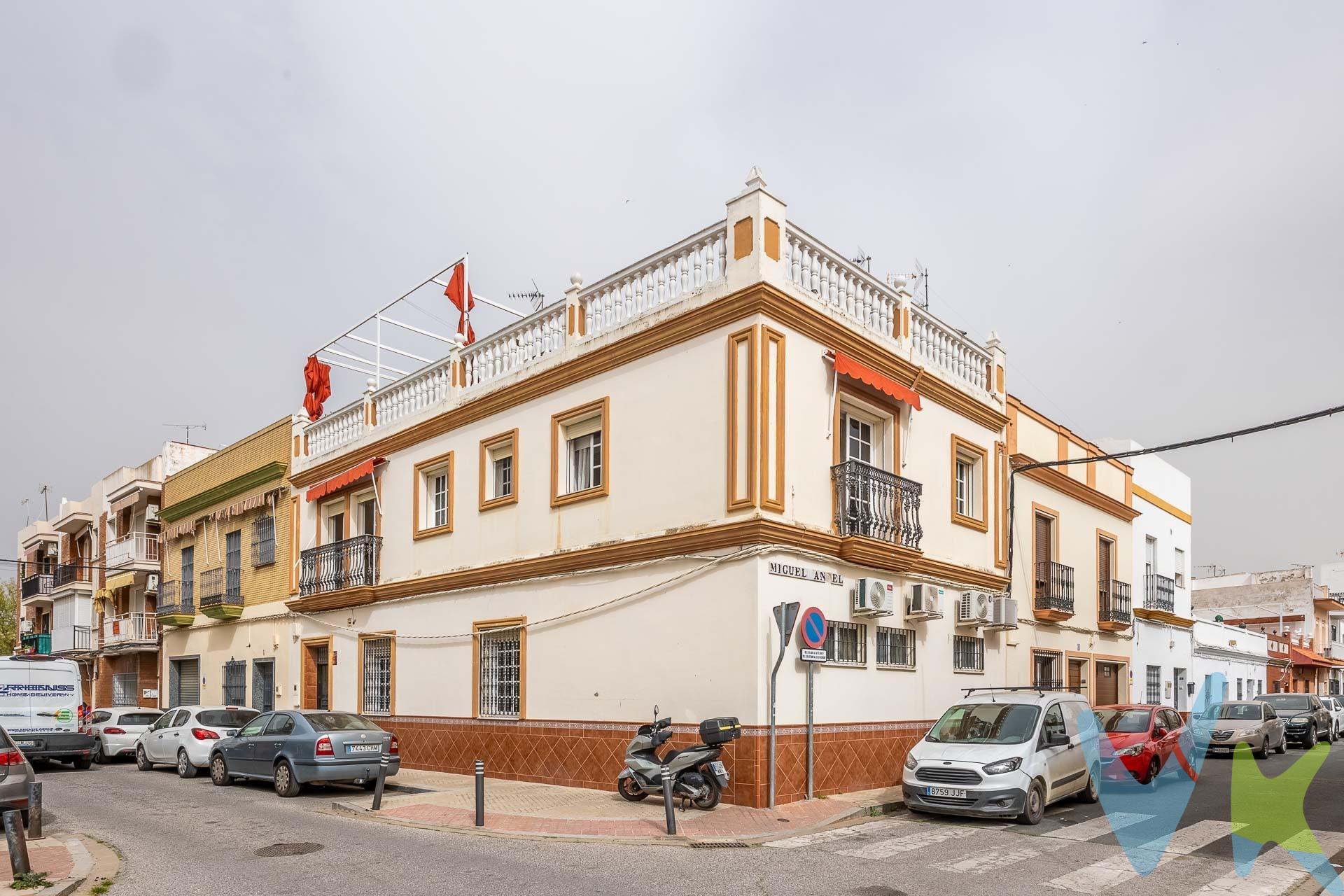 Disponible a la venta este piso en planta alta en edificio de esquina con tan sólo dos viviendas en proceso se segregación (año construcción 1993) . El piso está para entrar a vivir con preinstalación de aire acondicionado centralizado y tiene 119 m2 construidos distribuidos en:. * Hall de entrada - distribuidor con acceso a patio de uso privativo de 8 m2. * Gran salón comedor con doble salida a terraza, con split frío - calor. * Cocina independiente y equipada con campana extractora, placa vitrocerámica, horno, microondas, lavavajillas y frigorífico. * Dormitorio 1 de gran tamaño (antes eran 2), con salida a terraza. Dispone de armario empotrado de puertas correderas revestido. Dispone de baño en suite con bañera con mampara, y lavabo encastrado en mueble. * Dormitorio 2 y 3 dobles, ambos con split frío - calor y armario empotrado con puertas correderas revestido. * Segundo baño con placa ducha con mampara y doble lavabo encastrado en mueble. El piso dispone de un trastero en planta cubierta de 20 m2 con pileta, lavadora, secadora, frigorífico, congelador y perrera. La azotea es transitable, comunitaria y dispone de una estructura de pérgolas metálicas con toldo. El piso es de esquina, muy luminoso con orientación sureste y destaca la amplitud de sus estancias. . En cumplimiento de las obligaciones de información previstas Disp. final 3ª de la Ley 10/2025, de 28/diciembre, de servicios de atención al cliente y transparencia, así como en la normativa sectorial vigente, y RD 218/2005 de Inf. de la Junta de Andalucía, el PVP no incluye los gastos e impuestos inherentes a la adquisición, los cuales se desglosan estimados o con posibilidad de calcularlos a continuación; los gastos más ajustados serán dados en el D.I.A. en la visita al inmueble, o antes. *Gastos de Notaría: La Minuta se calculará según al arancel notarial oficial: Anexo I, del Real Decreto 1426/1989, de 17 de noviembre. Enlace:notariared.com/calculadora-gastos-compra-vivienda/ . *Gastos de Registro de la Propiedad: La inscripción se facturará según el arancel oficial: ANEXO I, del Real Decreto 1427/1989, de 17 de noviembre. Igual enlace anterior. *Gastos de Gestión (Gestoría): Los honorarios por la tramitación administrativa, liquidación de impuestos e inscripción registral ascienden de forma estimativa a [363 € aprox.] (IVA incluido), aunque depende de cada caso, y su dificultad. *Honorarios Agencia del Vendedor: incluidos en el PVP. *Honorarios Agencia del comprador: La agencia prestará los servicios de información, asesoramiento y acompañamiento previstos en el Encargo de Servicios y en el F.I.A.(Ficha Información Abreviada) Si solicita servicios adicionales o personalizados, sus honorarios serán informados previamente, de forma individualizada y por escrito, conforme a la libertad de pactos y a la normativa vigente. *Si necesita Financiación, su banco le informará . *Impuesto sobre Transmisiones Patrimoniales (ITP): Se aplicará el tipo impositivo vigente en Andalucía (7%, 6%, 3,5%, etc, aplicables según las circunstancias personales del comprador o las características del inmueble). El impuesto se devenga sobre el superior entre el Valor de Referencia de Catastro y el PVP. Puede calcular su situación personal en el portal oficial de la A.T. de Andalucía. enlace:juntadeandalucia.es/organismos/economiahaciendayfondoseuropeos/areas/tributos-juego/tributos/paginas/impuestos-cedidos-transmisiones.html. 