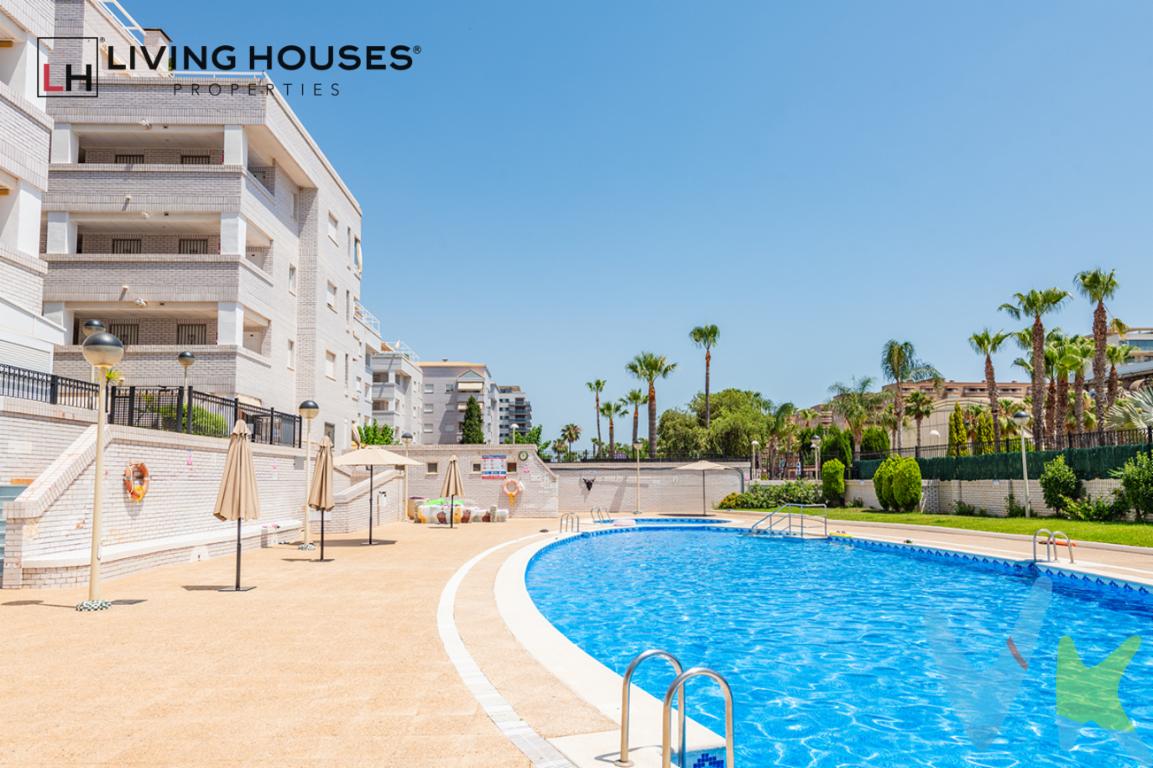  Descubra su nuevo hogar en la encantadora zona de Marina d\'Or, en Oropesa del Mar-Orpesa, donde le espera un piso acogedor y lleno de comodidades. Este inmueble, en régimen de venta, se presenta como una excelente oportunidad para aquellos que buscan un lugar cómodo y bien ubicado. Con una superficie de 51 metros cuadrados útiles, y 59 metros cuadrados construidos, este piso ofrece el espacio ideal para el confort de toda la familia.Situado en la tercera planta de un edificio del año 2004, el piso goza de todas las ventajas modernas. Ascendiendo cómodamente en el ascensor del edificio, llegará a un hogar listo para ser habitado. El interior está completamente amueblado y equipado con los electrodomésticos necesarios, lo que facilita su traslado inmediato sin preocupaciones adicionales.La distribución incluye dos habitaciones confortables, perfectas para descansar después de un día disfrutando del sol mediterráneo. Cada rincón de este piso ha sido diseñado pensando en el bienestar y la practicidad. La sala de estar, amplia y luminosa, conecta directamente con una atractiva terraza. Este espacio exterior privado es ideal para disfrutar de las cálidas tardes de verano con vistas al entorno que Marina d\'Or tiene para ofrecer.El conjunto residencial ofrece, además, una variedad de servicios comunitarios que incrementan el valor del piso. El acceso a una piscina comunitaria le permitirá disfrutar de refrescantes baños sin salir del complejo. Comodidad y recreación van de la mano en este atractivo entorno.Contar con un garaje es un lujo que este inmueble le brinda, asegurando que su vehículo siempre tenga un lugar seguro y accesible. Asimismo, con un trastero disponible, el almacenamiento extra de pertenencias no será un problema. Todo está pensado para su máxima tranquilidad y orden en el hogar.La excelente ubicación de este piso garantiza que el transporte público esté siempre a su disposición, con paradas de tren y autobús cercanas que facilitan la movilidad hacia otras áreas de la región. Marina d?Or es conocida por su oferta de ocio y servicios, convirtiéndola en una zona dinámica con propuestas para toda la familia, desde actividades diurnas hasta una vibrante vida nocturna.Este piso no solo ofrece un lugar donde vivir, sino un estilo de vida enriquecido por las posibilidades del entorno. Imagínese despertando cada día en un lugar donde el mar y el sol son protagonistas, sintiendo la brisa mediterránea desde su terraza, y disponiendo de servicios que hacen su vida más cómoda.No pierda la oportunidad de visitar este inmueble y descubrir todo lo que tiene para ofrecer. Está diseñado para satisfacer las expectativas más exigentes en un lugar idóneo por su atractivo y ubicación. Para más detalles, no dude en contactarnos. ¡Concertar una visita es el primer paso hacia su nuevo hogar en Marina d\'Or! 