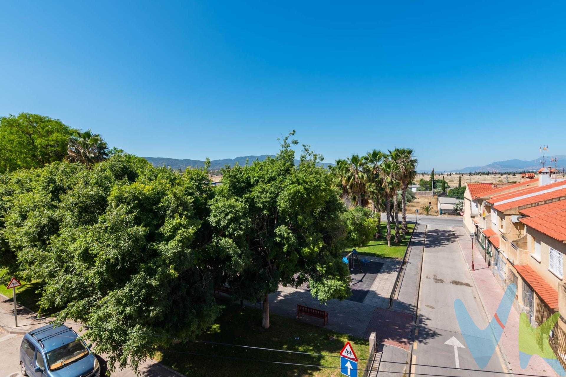 Crea el hogar que siempre has soñado.......En éste Magnífico piso en venta en Sangonera la Verde, ideal para familias o quienes buscan amplitud, comodidad y una excelente ubicación. La vivienda cuenta con 3 dormitorios y 2 baños completos, uno de ellos en suite dentro del dormitorio principal, ofreciendo mayor privacidad y confort. Dispone de aire acondicionado centralizado, sistema de alarma y plaza de garaje incluida. 🔑 Comercialización en multiexclusiva. Por mandato expreso del propietario, este inmueble se comercializa en multiexclusiva, lo que garantiza un acceso completo a la información, un servicio profesional y una gestión ordenada, sin interferencias de terceros. 🤝 Una compra tranquila y bien acompañada. Al contactar directamente con nosotros, evitarás molestias innecesarias a la propiedad. Nos encargamos de toda la intermediación, facilitándote la documentación, la información necesaria y un trato cercano, claro y sin complicaciones. Te informaremos con total transparencia de todos los aspectos de la compra, incluidos gastos y honorarios de agencia para que tomes decisiones con calma y seguridad. Nuestra forma de trabajar se basa en algo muy sencillo:. Calma → la tranquilidad de comprar tu vivienda con acompañamiento profesional en todo el proceso con nosotros. ℹ️ Información legal. La descripción del inmueble y las imágenes publicadas tienen carácter meramente informativo y no contractual. El precio ha sido fijado por la propiedad y podría sufrir variaciones hasta su formalización en contrato de compraventa. A continuación, te informamos de los gastos de compra no incluidos en el precio, para garantizar un proceso claro y tranquilo:. PVP:144.900€. No incluye gastos, impuestos y demás gastos legalmente correspondan al comprador: ITP del 7,75% con carácter general; existen excepciones según normativa aplicable (1). Base imponible el mayor valor entre el precio de venta o el valor referencia catastral. Gastos Notaría y Registro: 1.900€ aprox. según complejidad y aranceles vigentes (2). Financiación: gastos de hipoteca, tasación y gatos bancarios a cargo del comprador, según su necesidad y elección. Servicio doble de intermediación: Honorarios inmobiliaria a cargo del comprador: 3% precio final, más IVA (21%), salvo acuerdo contrario tras negociación, no incluidos en PVP. Operación y condiciones de compraventa sujeta a aceptación expresa del vendedor. Para acceder a información y documentación legalmente exigible por el consumidor: https://www.inmotasa.es/consumidor/. (1) Para una información exhaustiva sobre el funcionamiento, tipos impositivos y bonificaciones del ITP en la Región de Murcia, puedes consultar el portal oficial de la Agencia Tributaria Autonómica en el siguiente enlace: agenciatributaria.carm.es/ITPAJD. (2) Tarifas notariales y registrales reguladas en Anexo I Del Real Decreto 1426/1989 y, Anexo I Del Real Decreto 1427/1989, respectivamente. . . Construido en 2007, el inmueble destaca por su buena distribución y luminosidad. El salón y el dormitorio principal disfrutan de agradables vistas al parque, creando un ambiente tranquilo y acogedor. Una oportunidad perfecta para vivir en una zona tranquila, con todos los servicios cerca y excelentes conexiones.